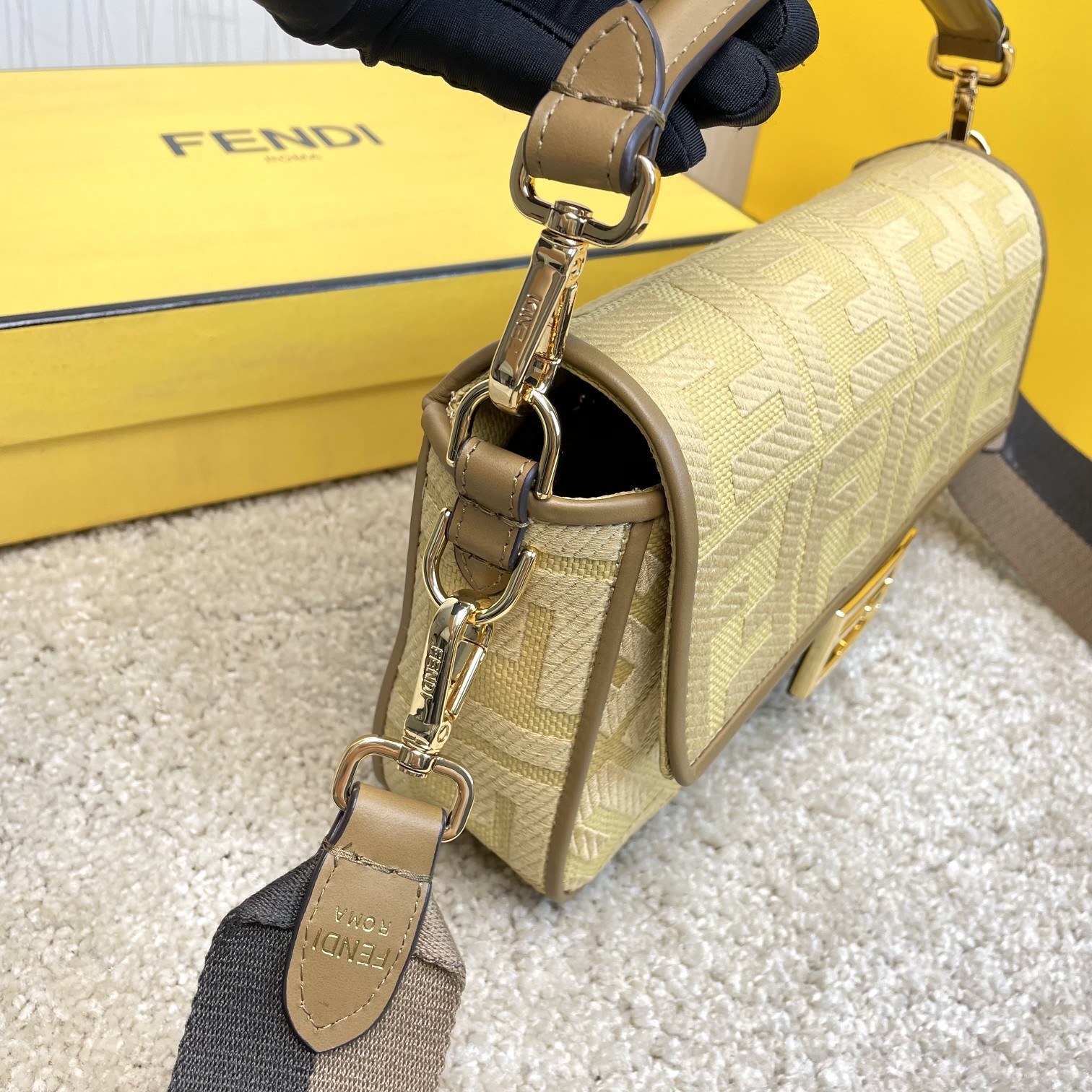 Fendi 名称： Mon Tresor 立体绣花法棍