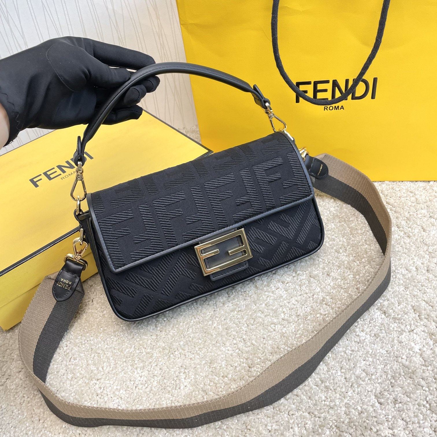 Fendi 名称： Mon Tresor 立体绣花法棍