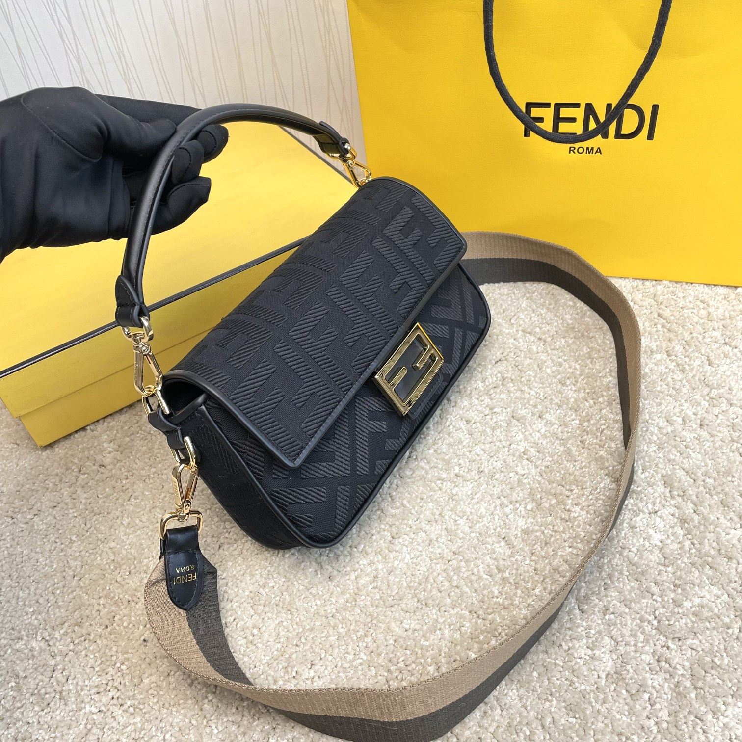 Fendi 名称： Mon Tresor 立体绣花法棍