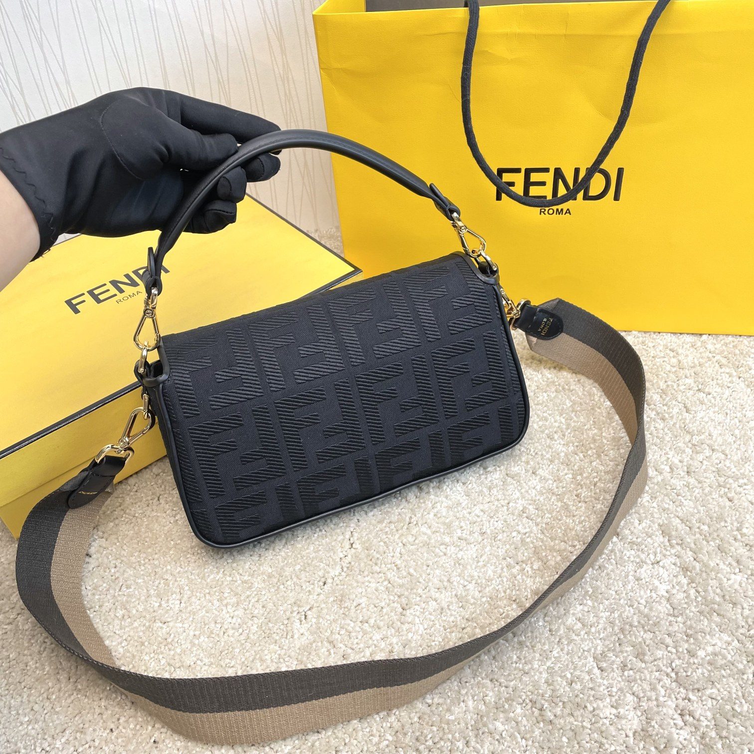 Fendi 名称： Mon Tresor 立体绣花法棍
