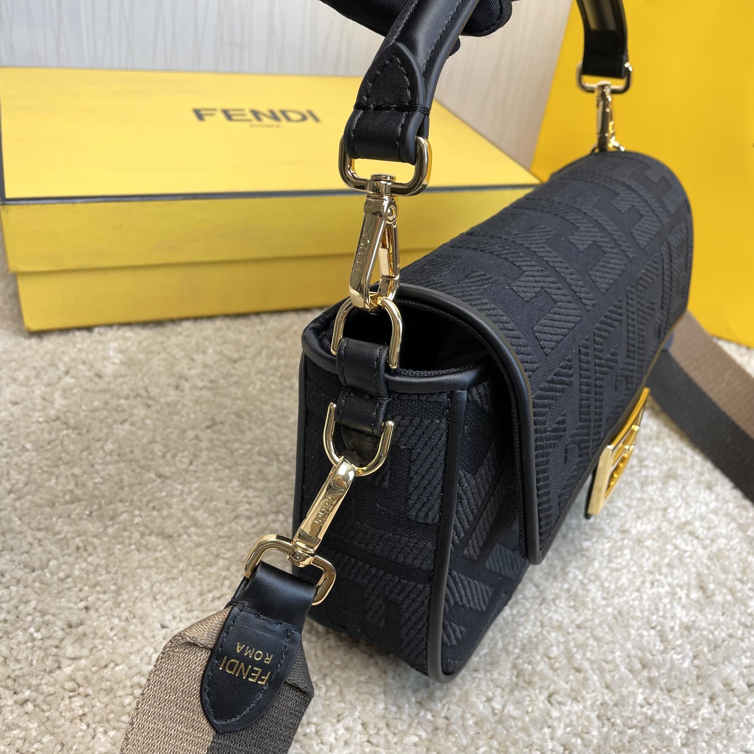 Fendi 名称： Mon Tresor 立体绣花法棍