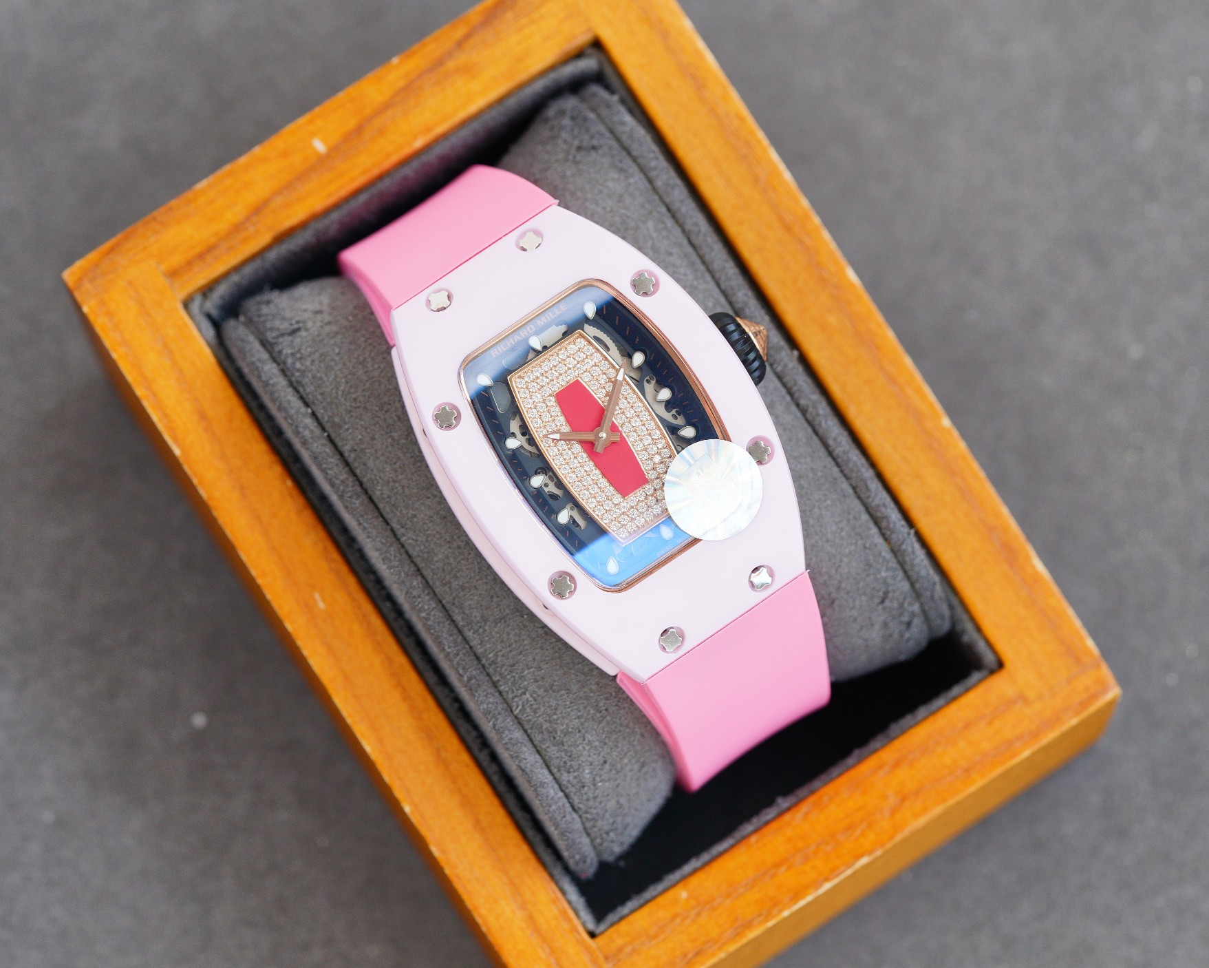 Richard Mille 理查德米勒RM007-1表界的女神 女士们梦寐以求的腕表也被称为“钻石克朗”坚持不懈地追求的技术完美 专为那些欣赏高端腕表的独创性和技术性大胆的女性而设计 迷人而不明显 表盘上的钻石和表圈软化 “钻石粉碎机”将艺术实力与创新技术相结合 代表尖端高级钟表的巅峰 机芯：自主开发的独特专利转子系统 拥有手工磨砂和黑色PVD涂层的钛基板和桥梁 但是它已经适应了更小巧