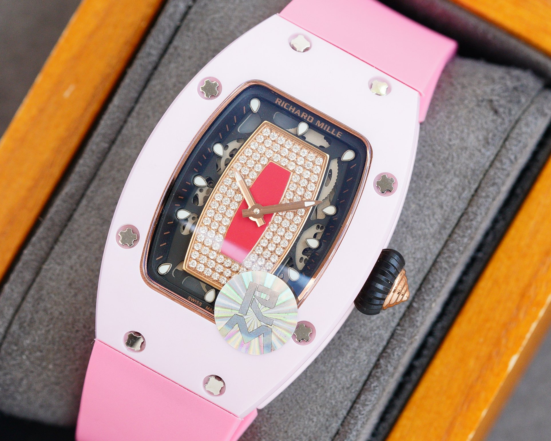 Richard Mille 理查德米勒RM007-1表界的女神 女士们梦寐以求的腕表也被称为“钻石克朗”坚持不懈地追求的技术完美 专为那些欣赏高端腕表的独创性和技术性大胆的女性而设计 迷人而不明显 表盘上的钻石和表圈软化 “钻石粉碎机”将艺术实力与创新技术相结合 代表尖端高级钟表的巅峰 机芯：自主开发的独特专利转子系统 拥有手工磨砂和黑色PVD涂层的钛基板和桥梁 但是它已经适应了更小巧