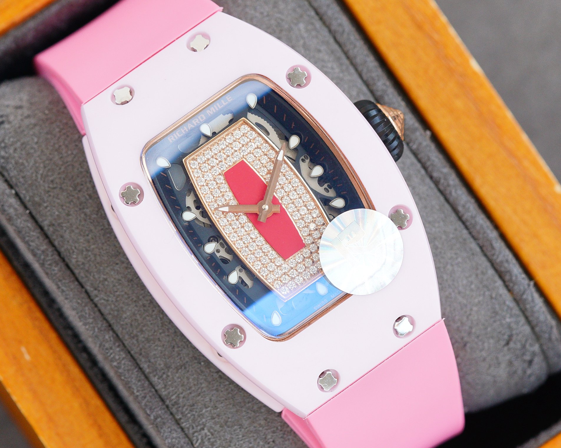 Richard Mille 理查德米勒RM007-1表界的女神 女士们梦寐以求的腕表也被称为“钻石克朗”坚持不懈地追求的技术完美 专为那些欣赏高端腕表的独创性和技术性大胆的女性而设计 迷人而不明显 表盘上的钻石和表圈软化 “钻石粉碎机”将艺术实力与创新技术相结合 代表尖端高级钟表的巅峰 机芯：自主开发的独特专利转子系统 拥有手工磨砂和黑色PVD涂层的钛基板和桥梁 但是它已经适应了更小巧