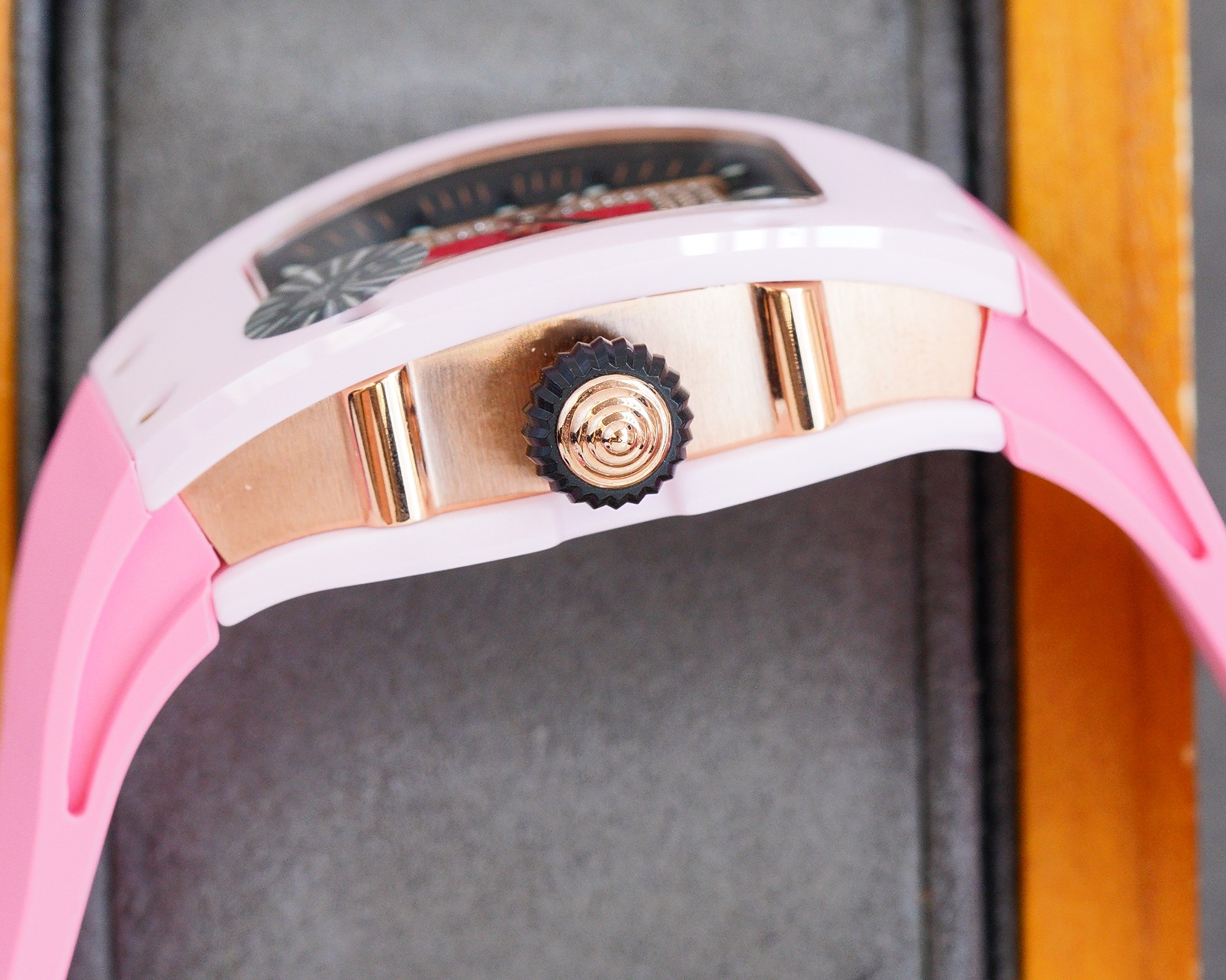 Richard Mille 理查德米勒RM007-1表界的女神 女士们梦寐以求的腕表也被称为“钻石克朗”坚持不懈地追求的技术完美 专为那些欣赏高端腕表的独创性和技术性大胆的女性而设计 迷人而不明显 表盘上的钻石和表圈软化 “钻石粉碎机”将艺术实力与创新技术相结合 代表尖端高级钟表的巅峰 机芯：自主开发的独特专利转子系统 拥有手工磨砂和黑色PVD涂层的钛基板和桥梁 但是它已经适应了更小巧
