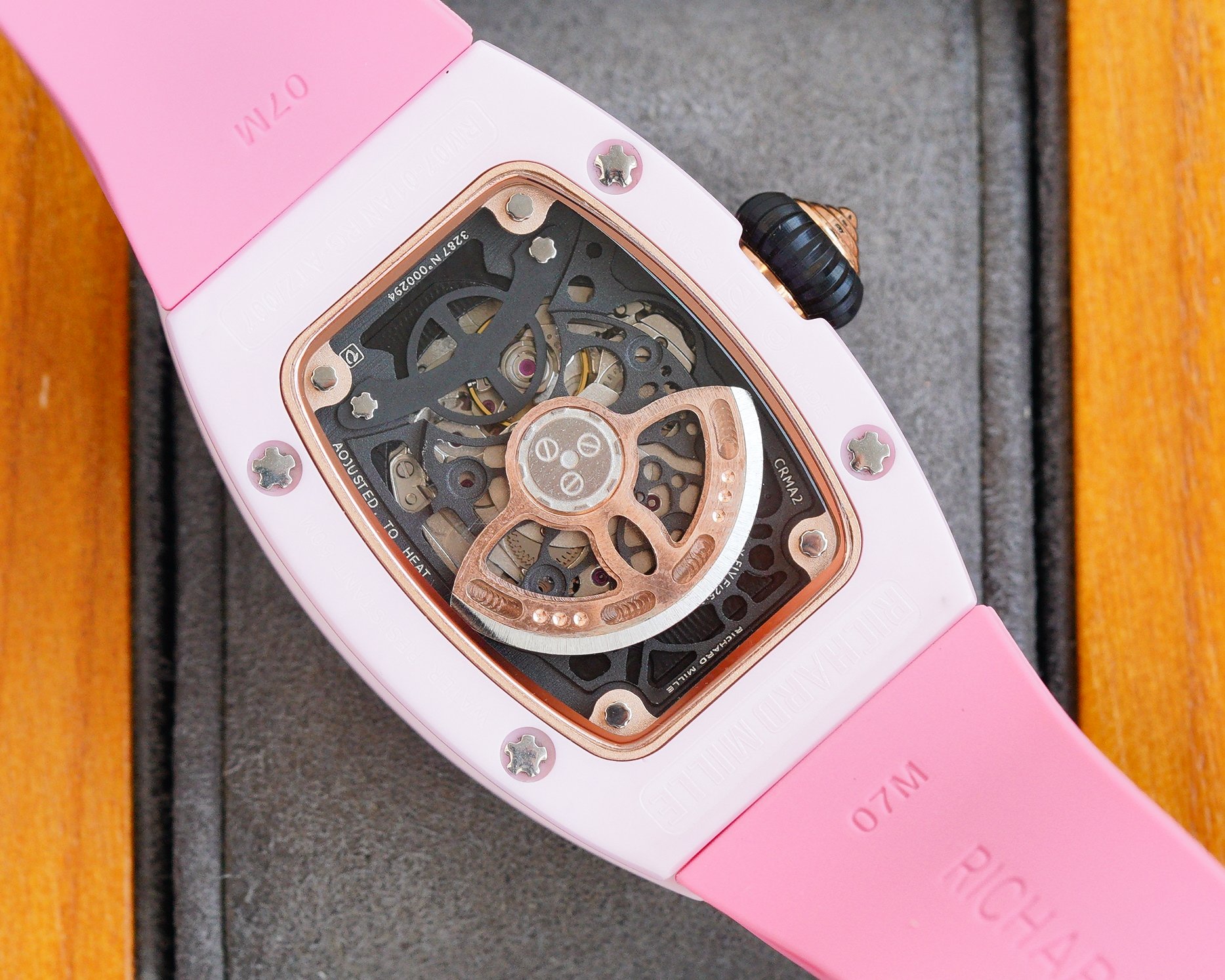Richard Mille 理查德米勒RM007-1表界的女神 女士们梦寐以求的腕表也被称为“钻石克朗”坚持不懈地追求的技术完美 专为那些欣赏高端腕表的独创性和技术性大胆的女性而设计 迷人而不明显 表盘上的钻石和表圈软化 “钻石粉碎机”将艺术实力与创新技术相结合 代表尖端高级钟表的巅峰 机芯：自主开发的独特专利转子系统 拥有手工磨砂和黑色PVD涂层的钛基板和桥梁 但是它已经适应了更小巧