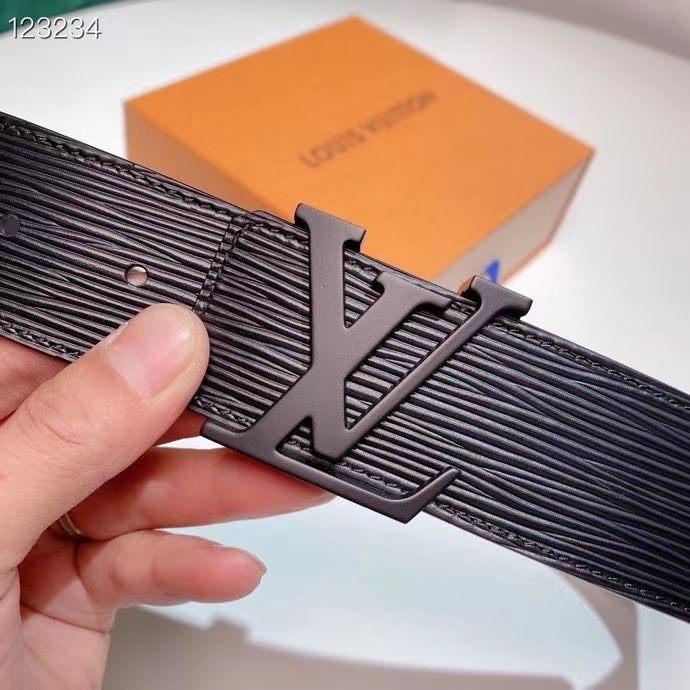 LV 40毫米 专柜最新爆款,双面腰带取材柔软小牛皮,搭配字母马赛克金属扣,质感轻盈,焕新演绎 3