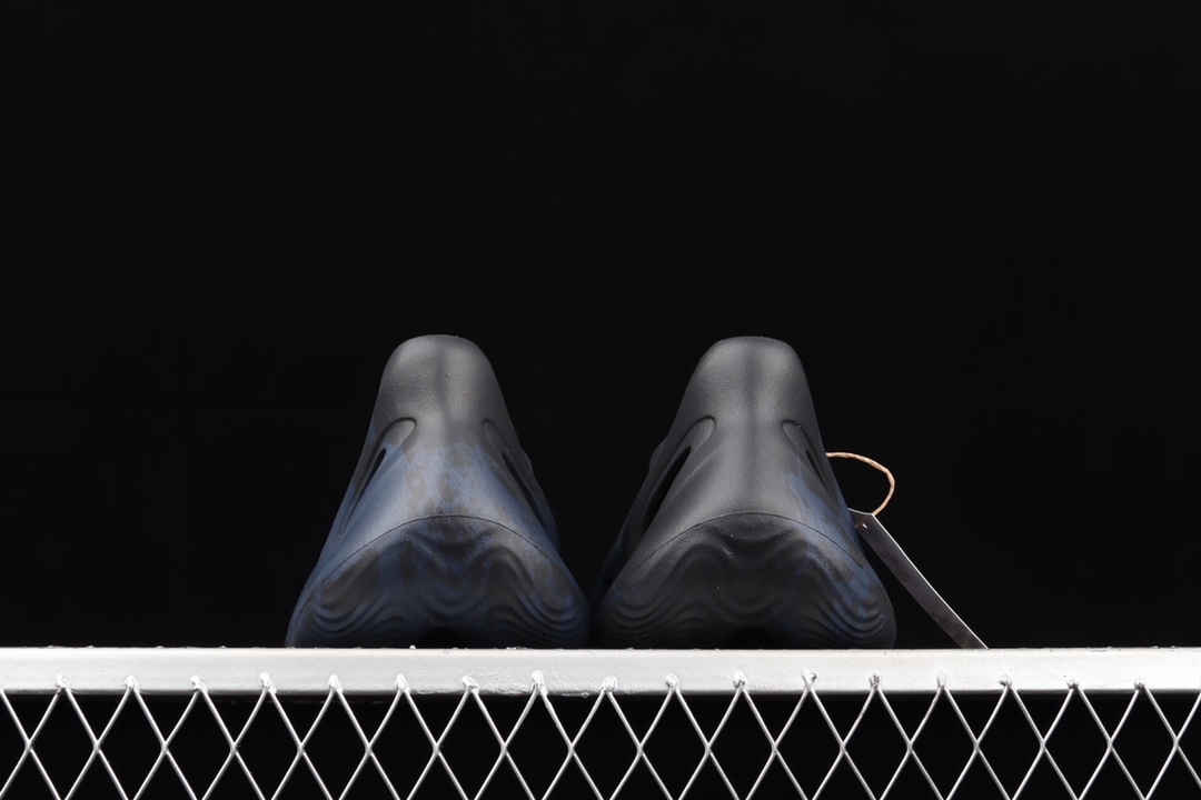 ￥170 C版 Ad Yeezy Foam Runner“Ararat”GV7903 一体注塑成型椰子洞洞鞋 黑蓝色
尺码：36.5 37 38 39 40 41 42 43 44 46 47 正常码