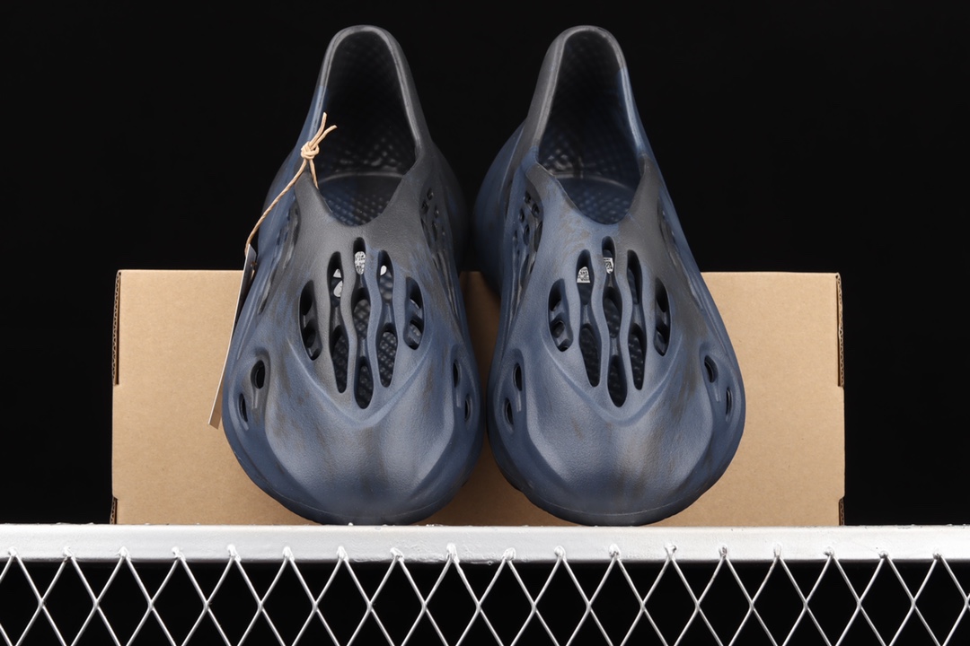 ￥170 C版 Ad Yeezy Foam Runner“Ararat”GV7903 一体注塑成型椰子洞洞鞋 黑蓝色
尺码：36.5 37 38 39 40 41 42 43 44 46 47 正常码