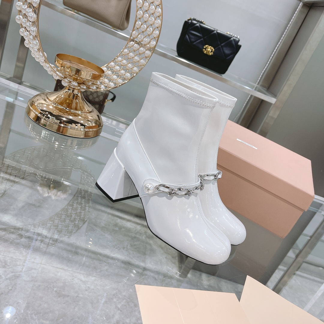 MiuMiu Botas cortas Dermis Laca Piel de oveja Colección otoño – invierno