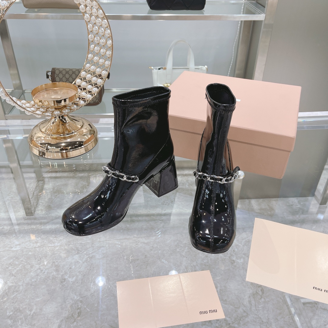 MiuMiu Botas cortas Dermis Laca Piel de oveja Colección otoño – invierno