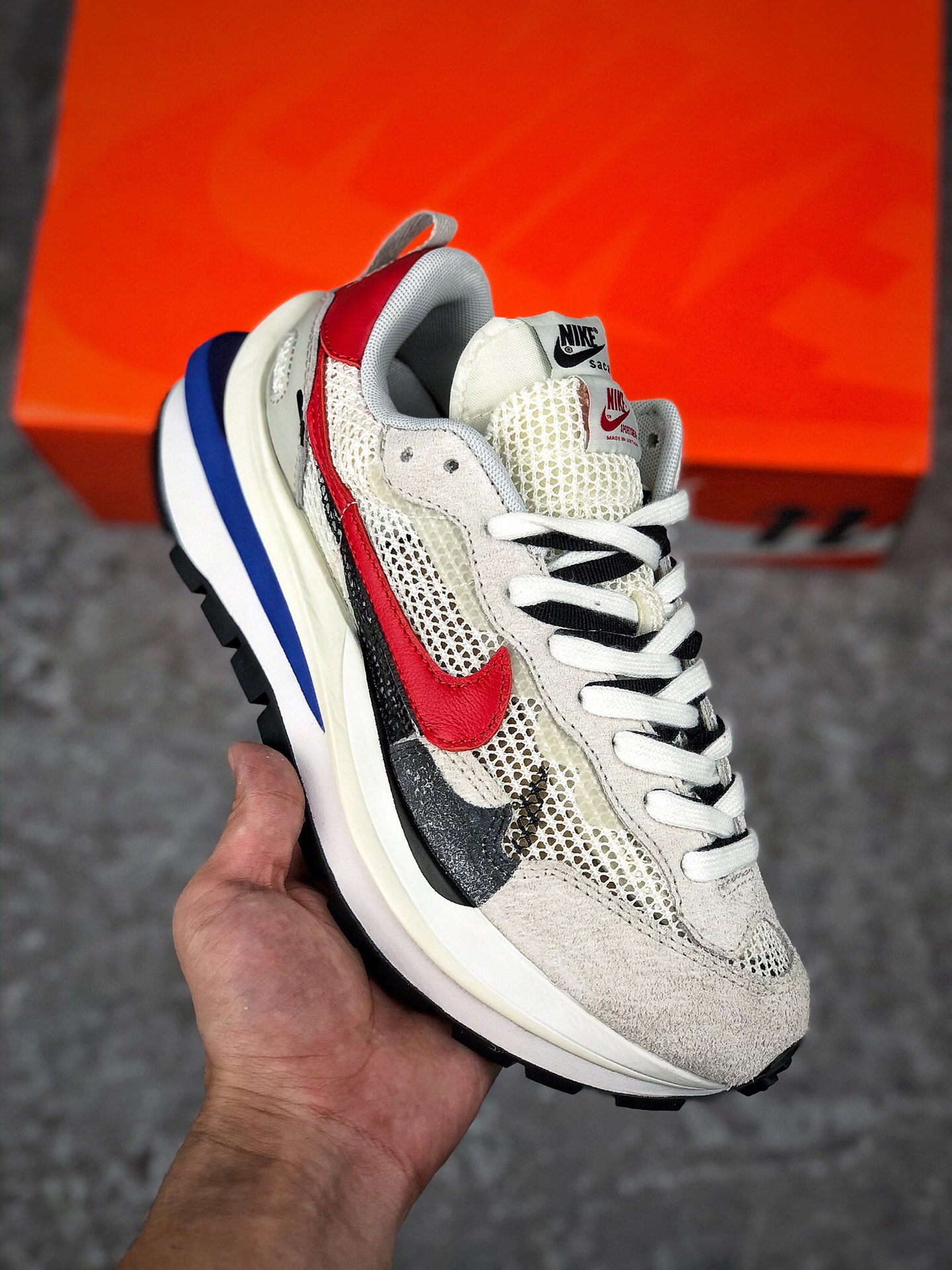 重磅特价  纯原版本 亏本套现
 支持放店
Sacai X NIKe regasus vaporrly SP 华夫三代3.0走秀 重磅联名 合作款 货号：CV1363-001
#正确纯原版本独家原鞋开发 区分市场看图发挥版本
#原模数据大底 独家五层分离组合底
#原厂长绒皮料 质感十足 注意区分#
鞋款由Pegasus与VaporFly两款鞋型的设计元素共同构建，鞋身材质由翻毛皮和透气网布共同打造。熟悉的解构手法、重叠Swoosh、双重鞋舌、鞋带以及后跟SACAI字体都悉数保留，
#最大亮点在于，本次鞋底变本加厉，层数更多!简直和巴黎世家的TripleS有一拼，增高效果妥妥的 
码数：36 36.5 37.5 38 38.5 39 40 40.5 41 42 42.5 43 44 44.5 45