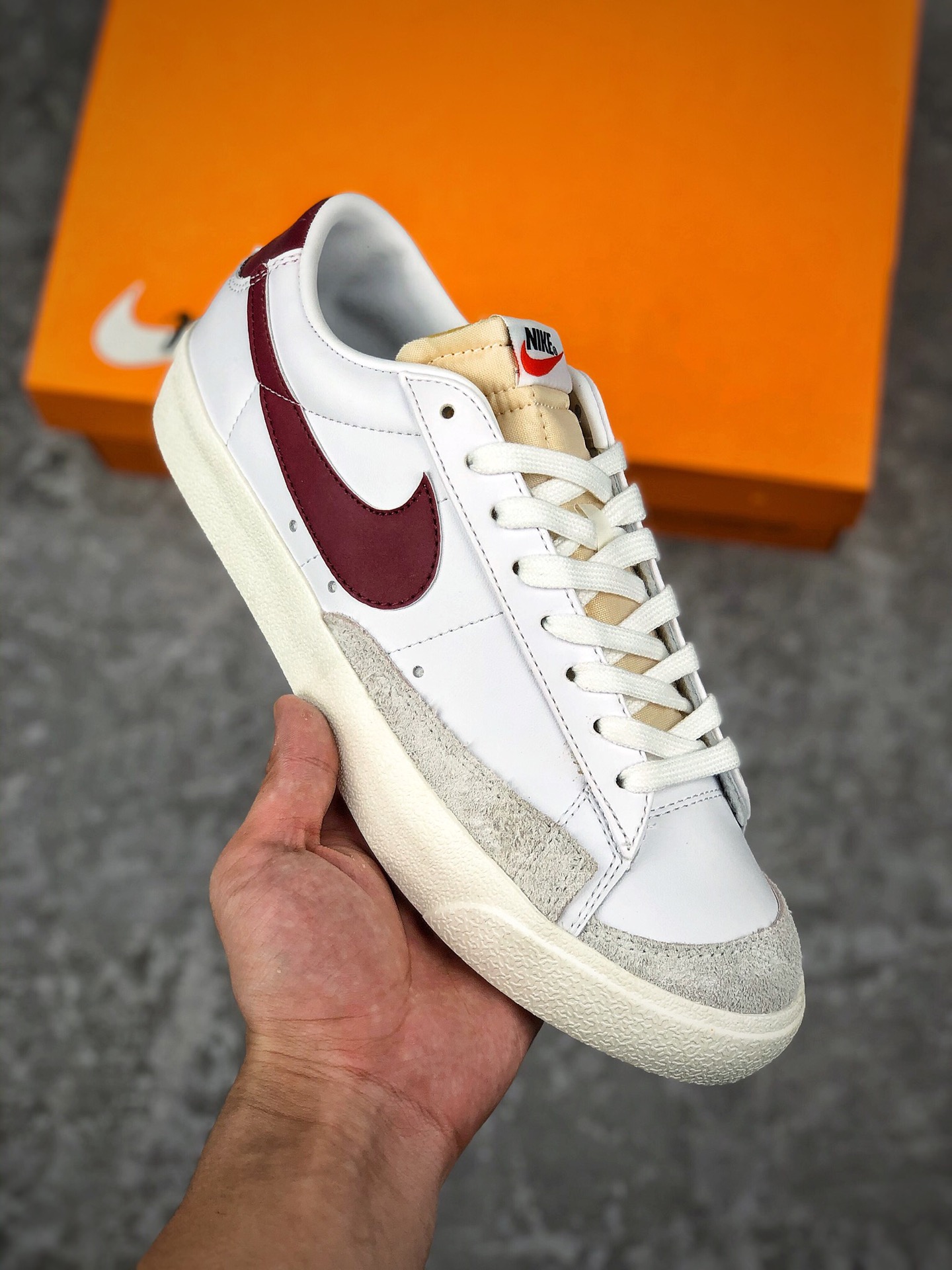  支持放店
NK Blazer Low ’1977 VNTG SS经典开拓者低帮百搭休闲运动板鞋 采用环保材料的大底 独特的鞋面连者鞋底印刷 演绎出了这个配色的独特风格 眼前的新设计选用皮质 配出当下流行的阴阳元素 呈现属于现代潮流的美感 
货号：DM8334-100 
尺码：36 36.5 37.5 38 38.5 39 40 40.5 41 42 42.5 43 44