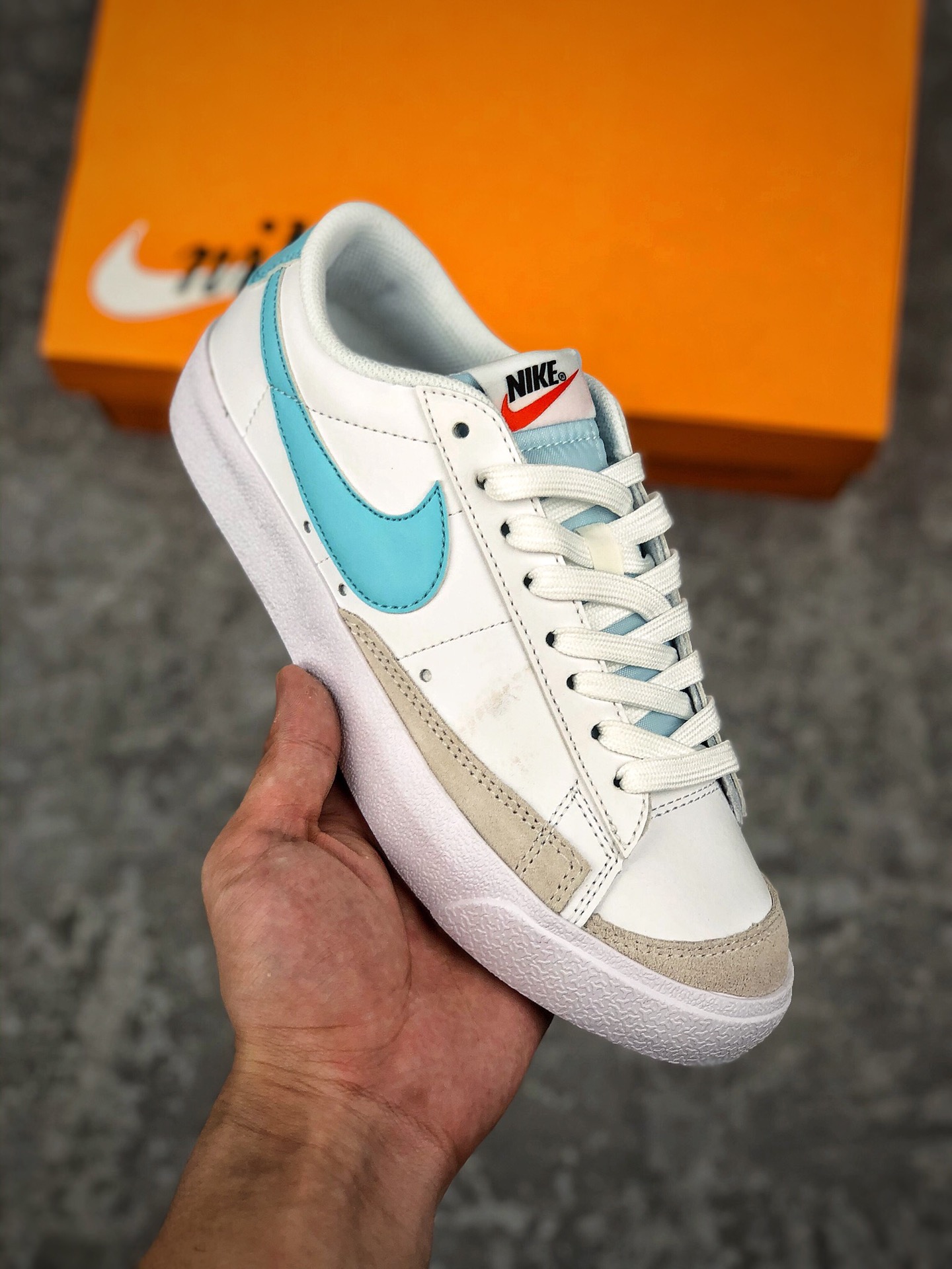  支持放店
NK Blazer Low ’1977 VNTG SS经典开拓者低帮百搭休闲运动板鞋 采用环保材料的大底 独特的鞋面连者鞋底印刷 演绎出了这个配色的独特风格 眼前的新设计选用皮质 配出当下流行的阴阳元素 呈现属于现代潮流的美感 
货号：DM8334-100 
尺码：36 36.5 37.5 38 38.5 39 40 40.5 41 42 42.5 43 44