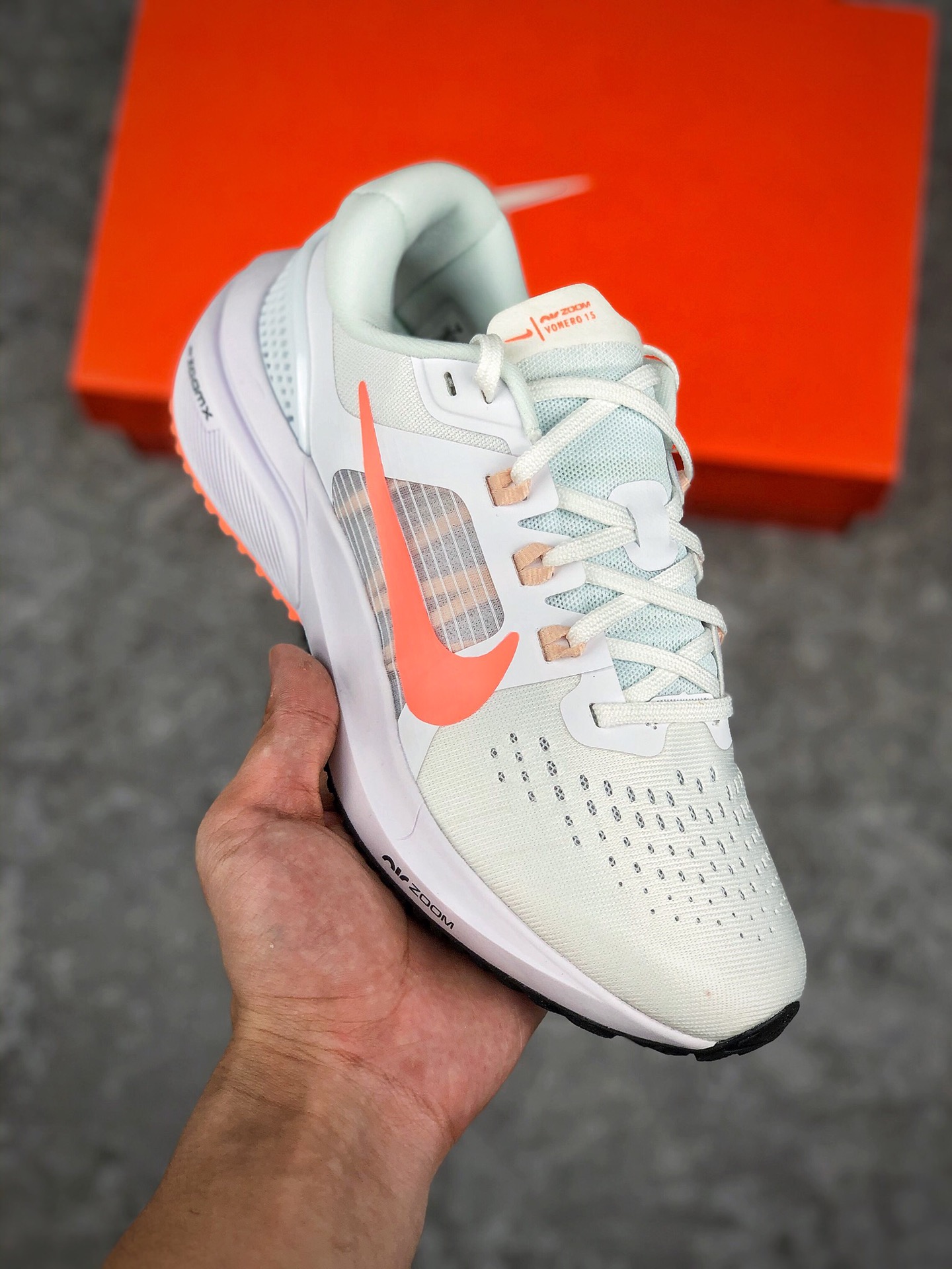  支持放店
公司级耐克Nike Air Zoom Vomero 15 登月15代 网面透气跑鞋舒适脚感避震运动鞋 .内置气垫/双线拉帮 
货号：CU1855-006
尺码:36 36.5 37.5 38 38.5 39 40