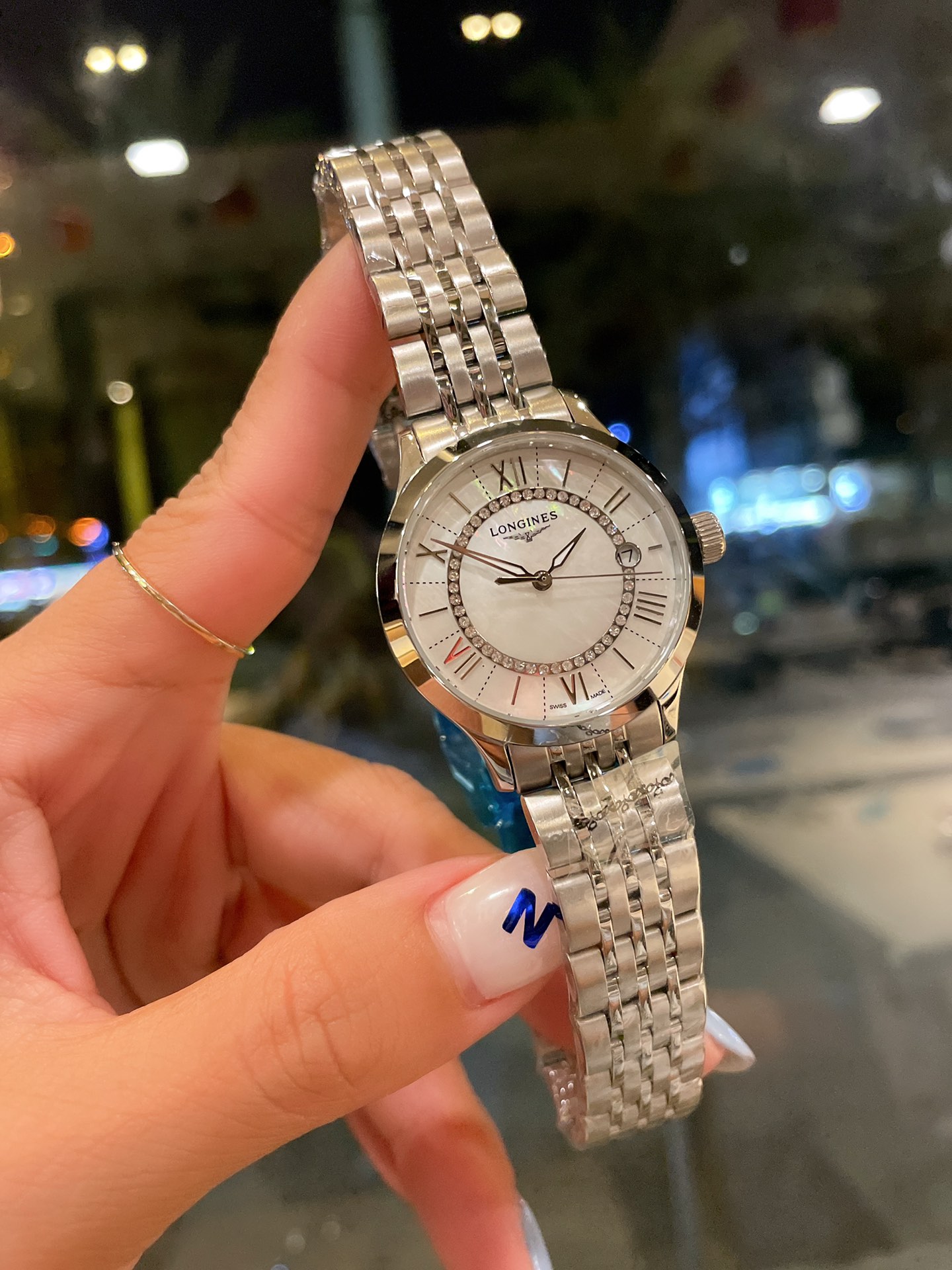 K0    浪琴  Longines . 最新气质女表 搭载原装进口石英机芯，珍珠贝表盘，水晶镶钻精致雅典，闪亮而不单调，316精钢表壳 ，蓝宝石玻璃[玫瑰]尺寸32mm 典雅气质，魅力绽放 专注品质