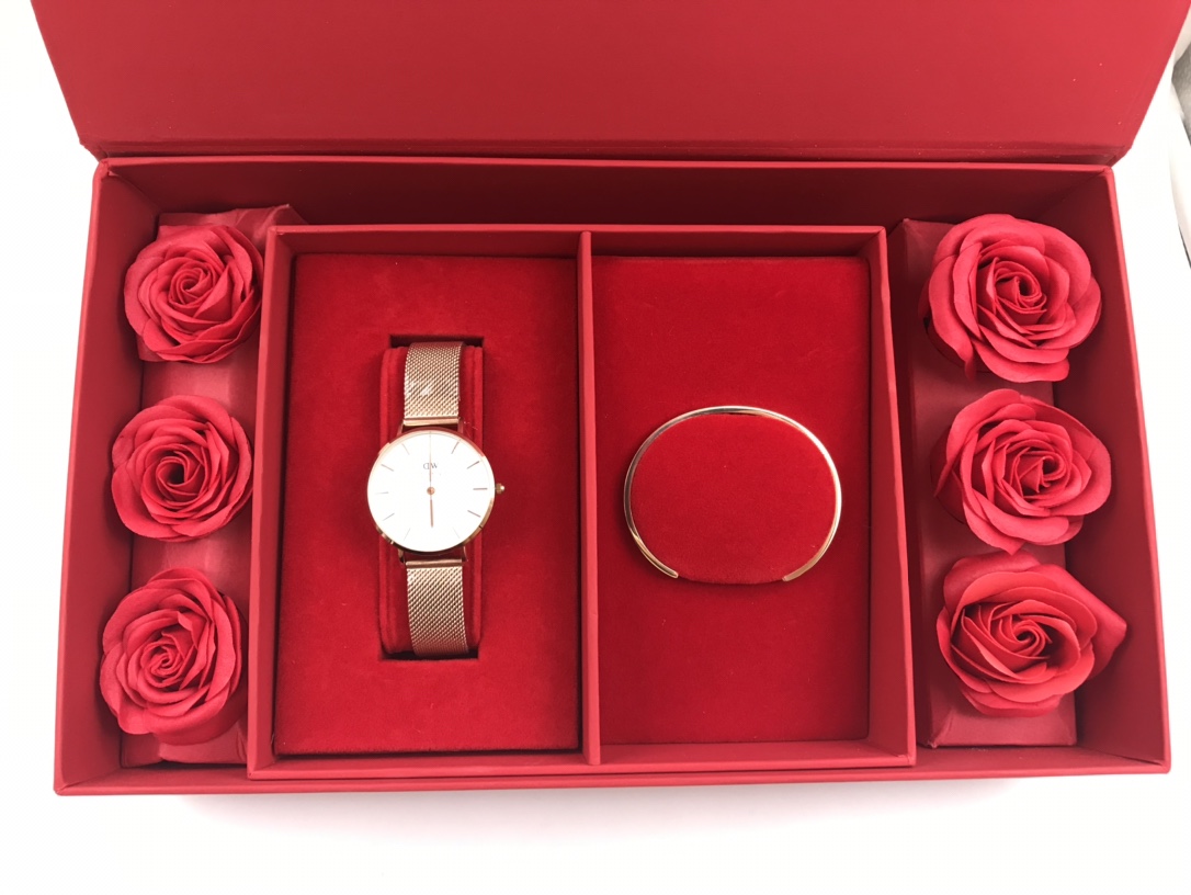 「💰140原单货❗抖音、小红书爆款🔥」“情人节礼品”数量有限现货主推[勾引]正品品质爆版DW套装！手表与手镯款式任意选择。送爱人 送情人绝对够大气[色]