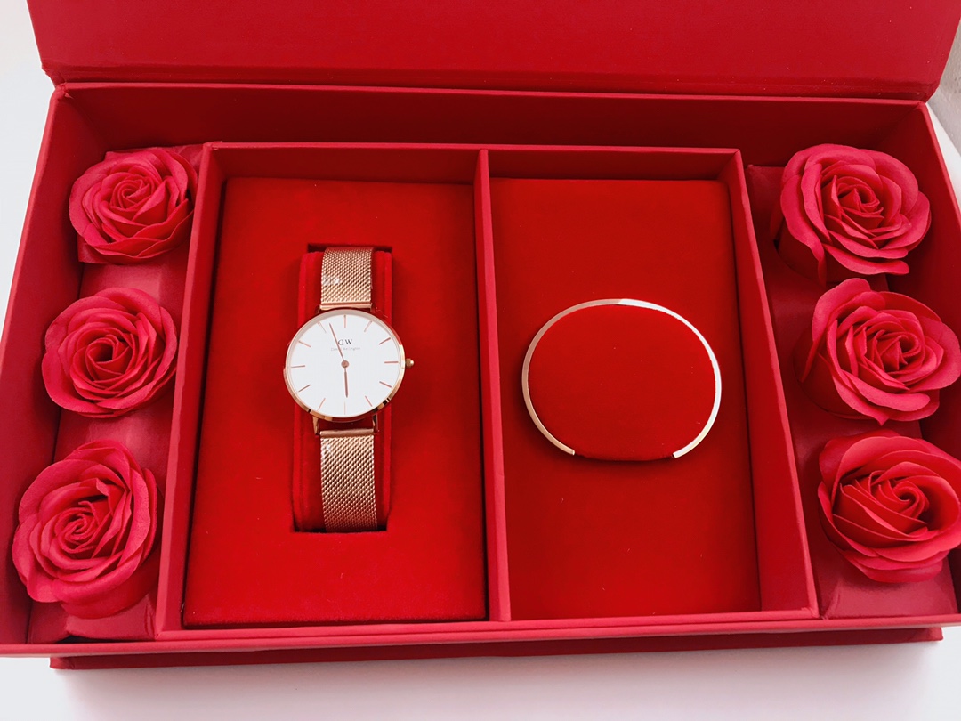 「💰140原单货❗抖音、小红书爆款🔥」“情人节礼品”数量有限现货主推[勾引]正品品质爆版DW套装！手表与手镯款式任意选择。送爱人 送情人绝对够大气[色]