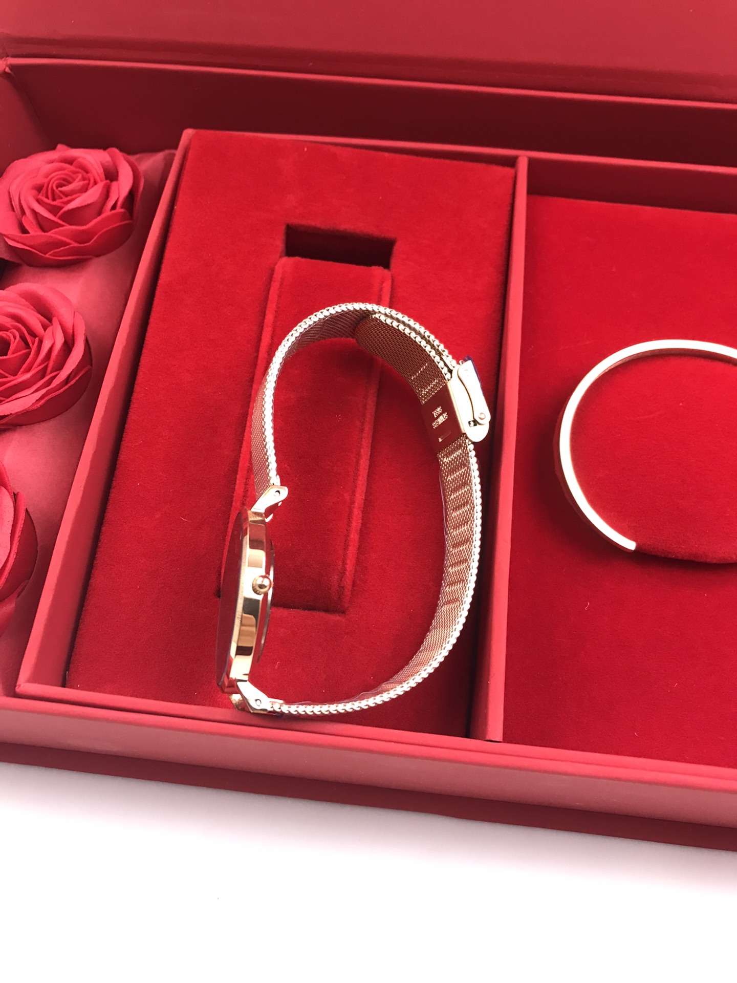 「💰140原单货❗抖音、小红书爆款🔥」“情人节礼品”数量有限现货主推[勾引]正品品质爆版DW套装！手表与手镯款式任意选择。送爱人 送情人绝对够大气[色]