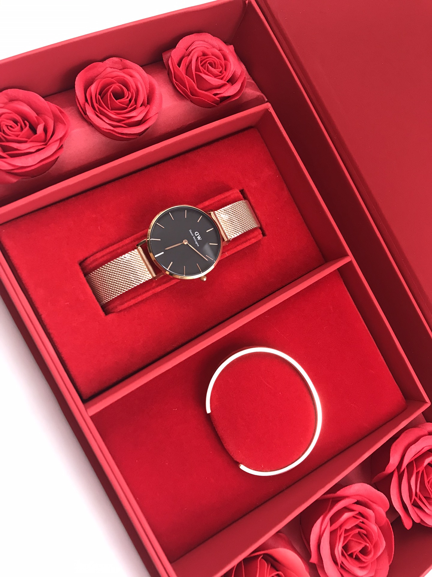 「💰140原单货❗抖音、小红书爆款🔥」“情人节礼品”数量有限现货主推[勾引]正品品质爆版DW套装！手表与手镯款式任意选择。送爱人 送情人绝对够大气[色]