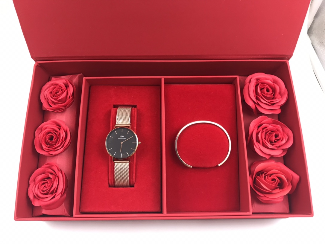 「💰140原单货❗抖音、小红书爆款🔥」“情人节礼品”数量有限现货主推[勾引]正品品质爆版DW套装！手表与手镯款式任意选择。送爱人 送情人绝对够大气[色]