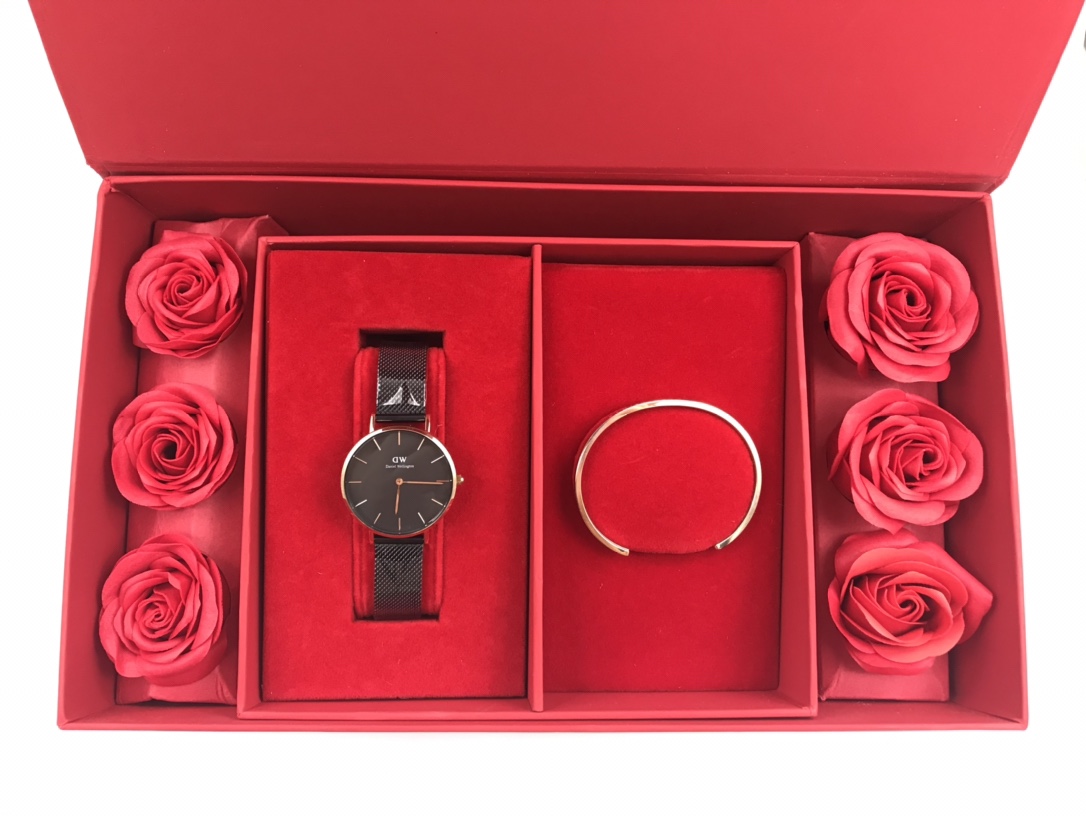 I5   “情人节礼品”数量有限[勾引]正品品质爆版丹尼尔惠灵顿 Daniel Wellington   DW套装手表与手镯款式任意选择。送爱人 送情人绝对够大气[色]