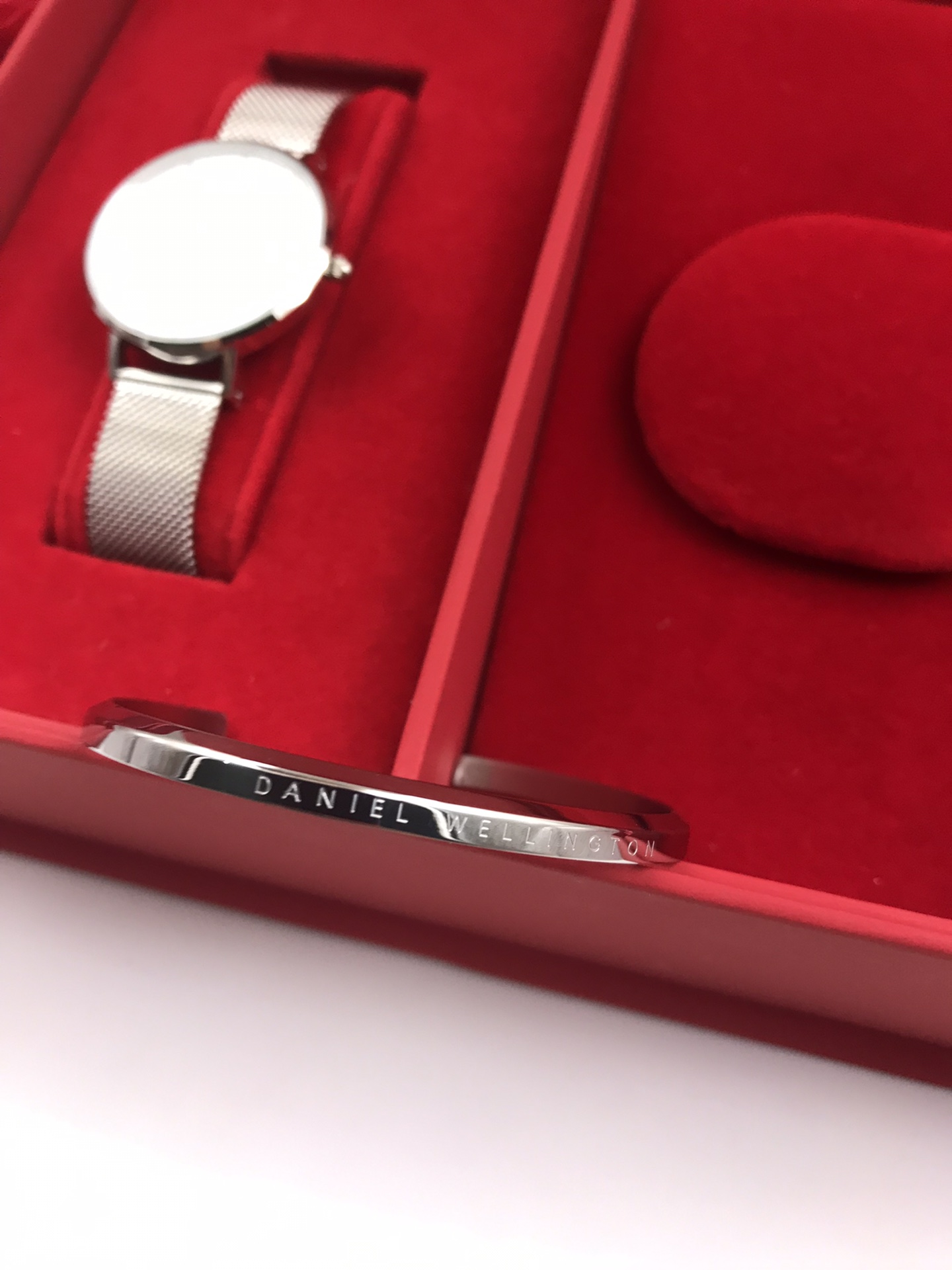 「💰140原单货❗抖音、小红书爆款🔥」“情人节礼品”数量有限现货主推[勾引]正品品质爆版DW套装！手表与手镯款式任意选择。送爱人 送情人绝对够大气[色]