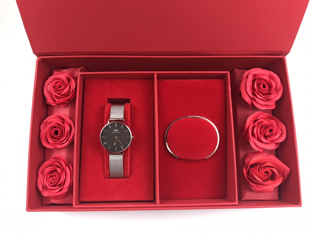 「💰140原单货❗抖音、小红书爆款🔥」“情人节礼品”数量有限现货主推[勾引]正品品质爆版DW套装！手表与手镯款式任意选择。送爱人 送情人绝对够大气[色]