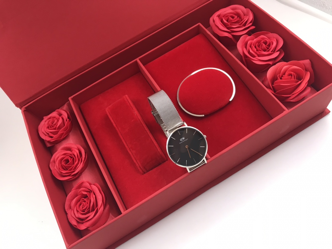 「💰140原单货❗抖音、小红书爆款🔥」“情人节礼品”数量有限现货主推[勾引]正品品质爆版DW套装！手表与手镯款式任意选择。送爱人 送情人绝对够大气[色]