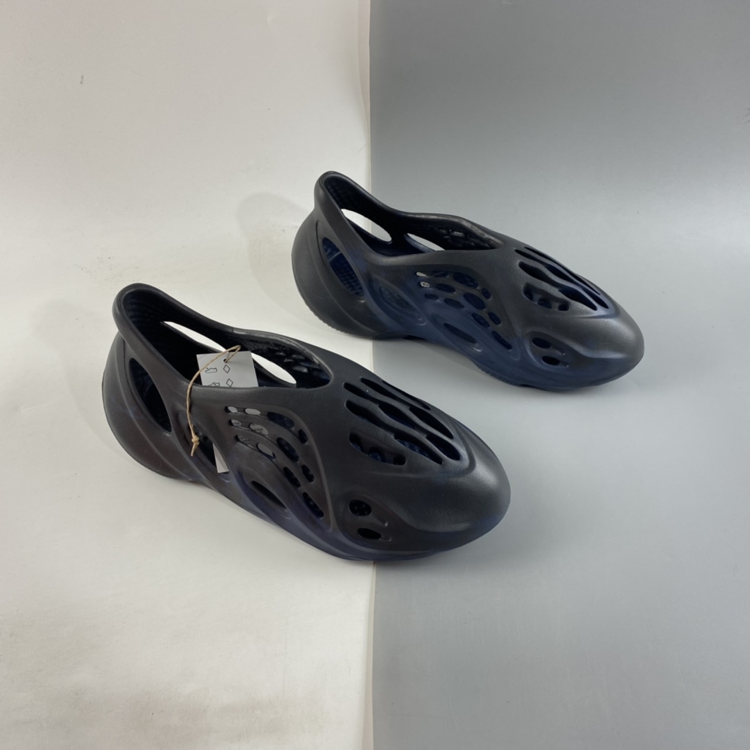 P120  侃爷再度联乘Kanye West x adidas Yeezy Foam Runner Slide 椰子户外风格包头运动沙滩凉拖防滑洞洞跑步凉鞋 GV7903