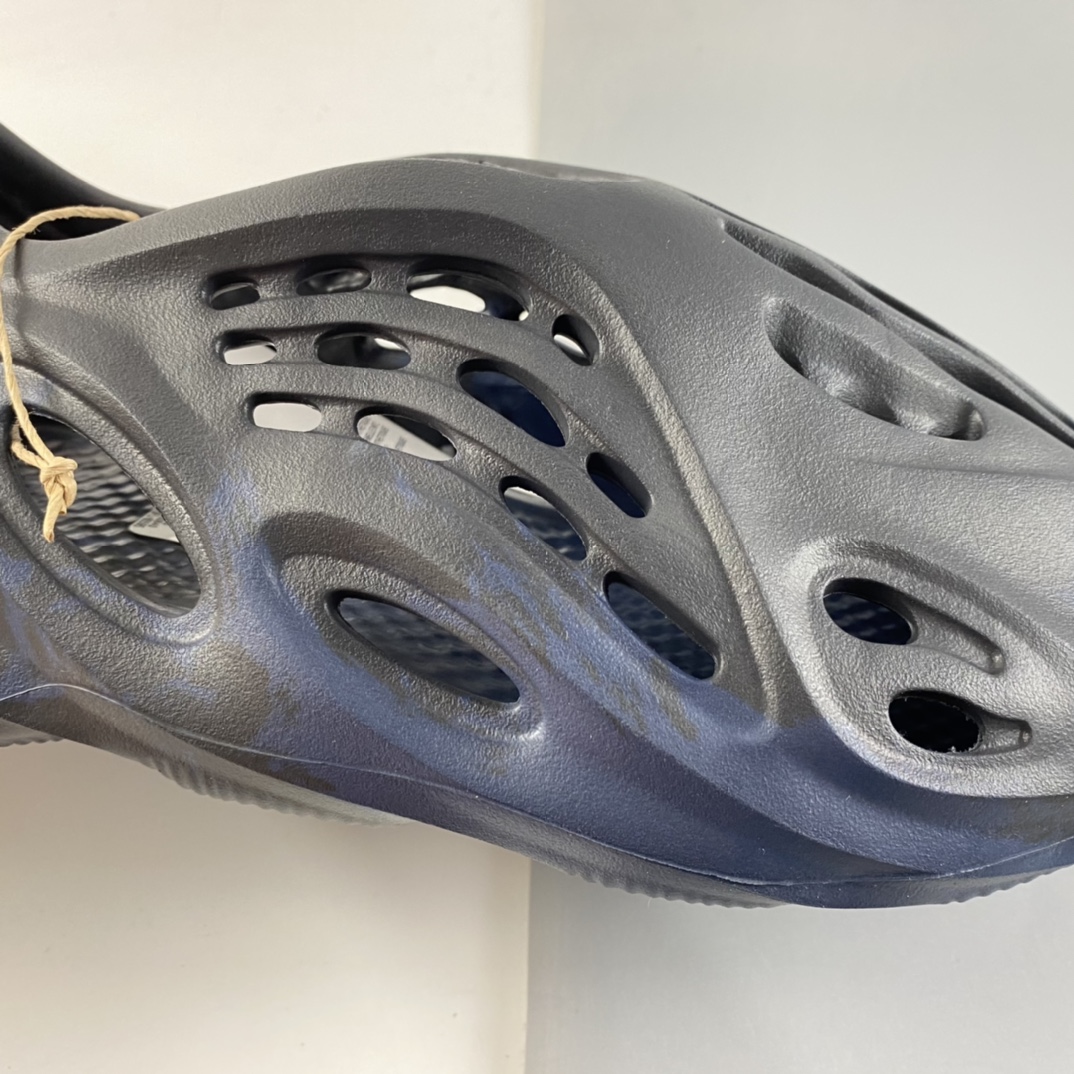 P120  侃爷再度联乘Kanye West x adidas Yeezy Foam Runner Slide 椰子户外风格包头运动沙滩凉拖防滑洞洞跑步凉鞋 GV7903