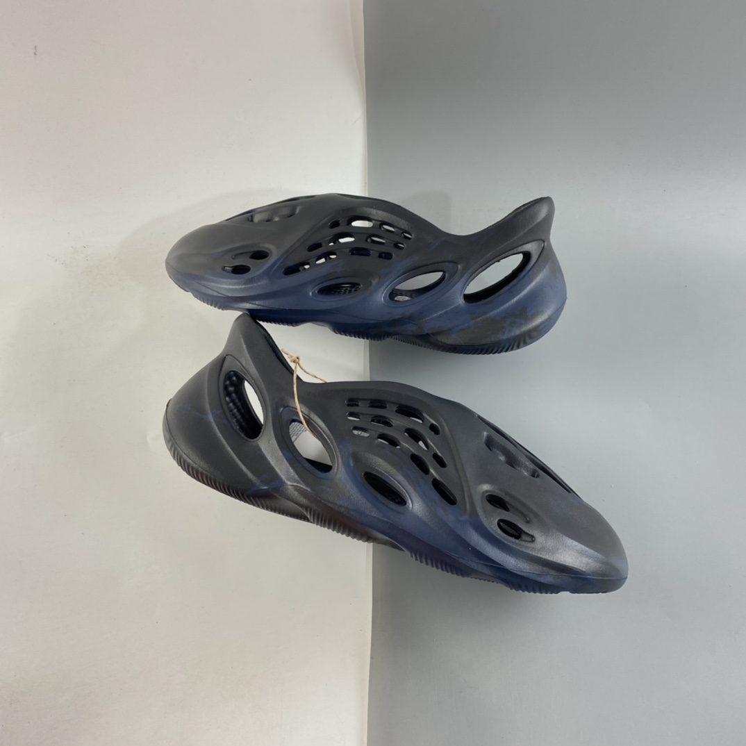P120  侃爷再度联乘Kanye West x adidas Yeezy Foam Runner Slide 椰子户外风格包头运动沙滩凉拖防滑洞洞跑步凉鞋 GV7903