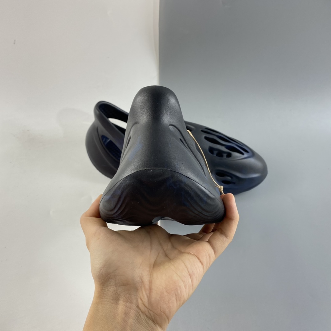 P120  侃爷再度联乘Kanye West x adidas Yeezy Foam Runner Slide 椰子户外风格包头运动沙滩凉拖防滑洞洞跑步凉鞋 GV7903