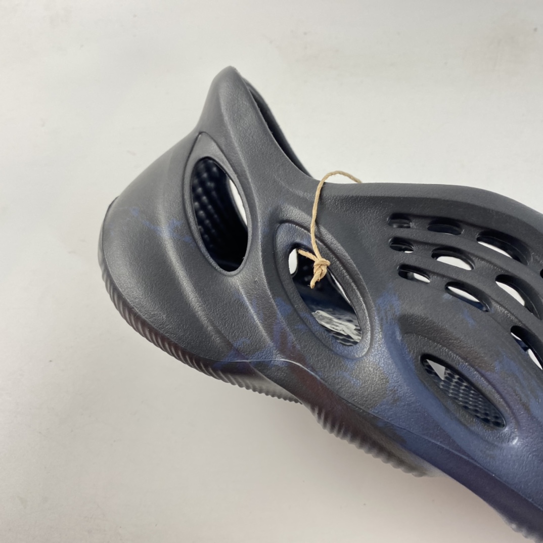 P120  侃爷再度联乘Kanye West x adidas Yeezy Foam Runner Slide 椰子户外风格包头运动沙滩凉拖防滑洞洞跑步凉鞋 GV7903