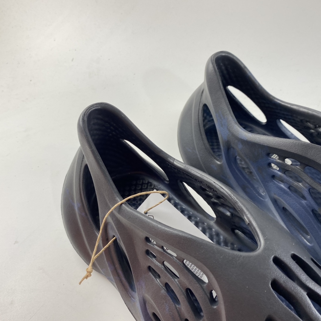 P120  侃爷再度联乘Kanye West x adidas Yeezy Foam Runner Slide 椰子户外风格包头运动沙滩凉拖防滑洞洞跑步凉鞋 GV7903