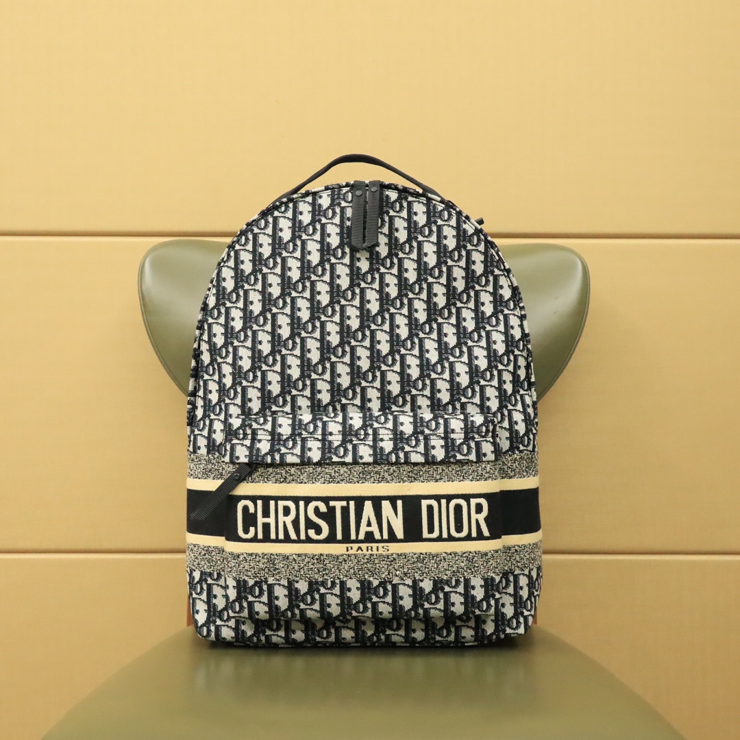 迪奥Dior 男士双肩包🅿️230 进口布料制作.延续了老花logo设计.复古浓厚的艺术气息.经典的街拍背包款式.轻便.环保也有奢侈品的时尚设计.整体大胆又时髦. 规格:41*35*15cm