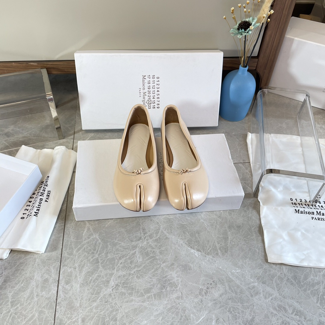 Maison Margiela Tabi Split-Toe Leather Ballet Flats, Beige, Size 35-40 3 i1627293869 5683 0