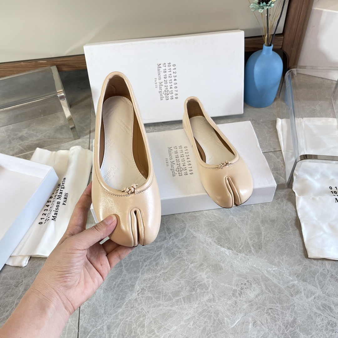 Maison Margiela Tabi Split-Toe Leather Ballet Flats, Beige, Size 35-40 2 i1627293869 6289 4