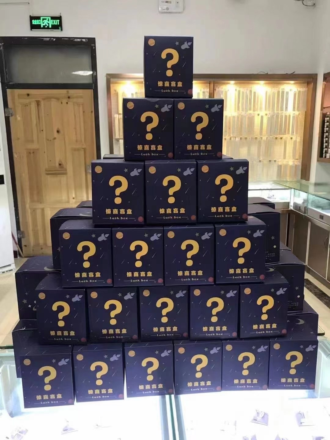 售后规则: 盲盒系活动商品 玩的就是惊喜 款式随机不挑款! 盲盒系特价秒杀产品 一经发出 恕不退换! 盲盒内产品为代购等正常售卖的高质量商品!