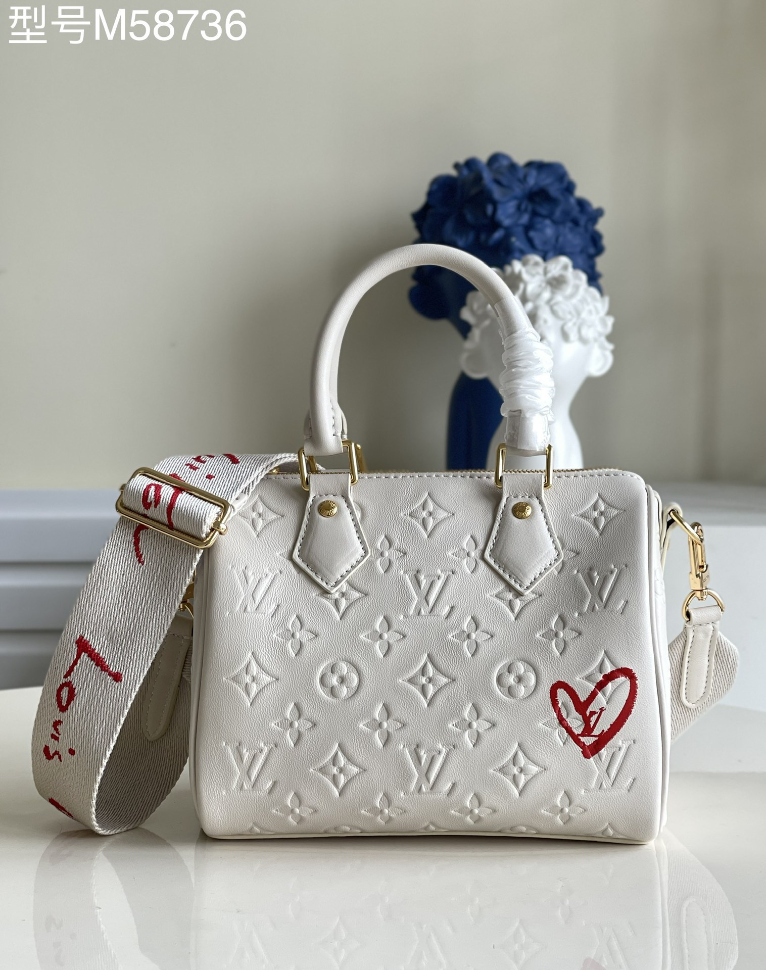 NO:397330,【Exclusive real photo M58736】This Speedy 22 handbag draws inspiration from the Louis Vuitton classic Speedy travel handbag of the era, and uses the warm and polished color of Monogram embossed fluffy sheepskin to simulate the effect of the contouring powder. The front heart pattern seems to be depicted by lipstick. Size 22 x 19 x 13 cm J.,LV [original leather],louis vuitton,louis vuitton,sheepskin19860909【独家实拍M58736】本款 Speedy 22 手袋向 年代的路易威登经典 Speedy 旅行手袋汲取灵感,以 Monogram 压纹蓬松绵羊皮的温润色泽模拟修容粉效果.正面心形图案仿佛由口红描绘.尺寸22 x 19 x 13 厘米 J.,LV【原厂皮】,louis vuitton,louis vuitton,sheepskin,Bag