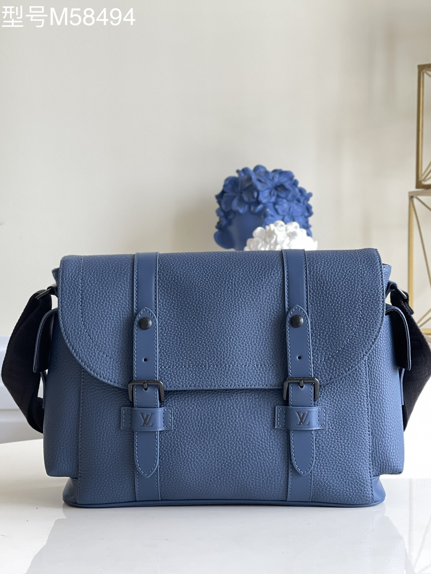 NO:397520,【Exclusive real photo M58494 blue】 Christopher messenger bag is both elegant and practical. This messenger bag is made of classic Monogram Macassar lychee pattern, soft and comfortable, exquisite and elegant, with large internal capacity. The exquisite buckle and accessories can be filled. Size 33.0 x 28.0 x 11.0cm m.850, LV [original leather], louis vuitton19860909【独家实拍M58494蓝】 Christopher 信使包兼具优雅和实用.这款信使包采用经典的Monogram Macassar荔枝纹制作,柔软舒适,精致优雅,内部容量大.精巧的搭扣和配件能充 尺寸33.0 x 28.0 x 11.0cm m.850,LV【原厂皮】,louis vuitton,Bag