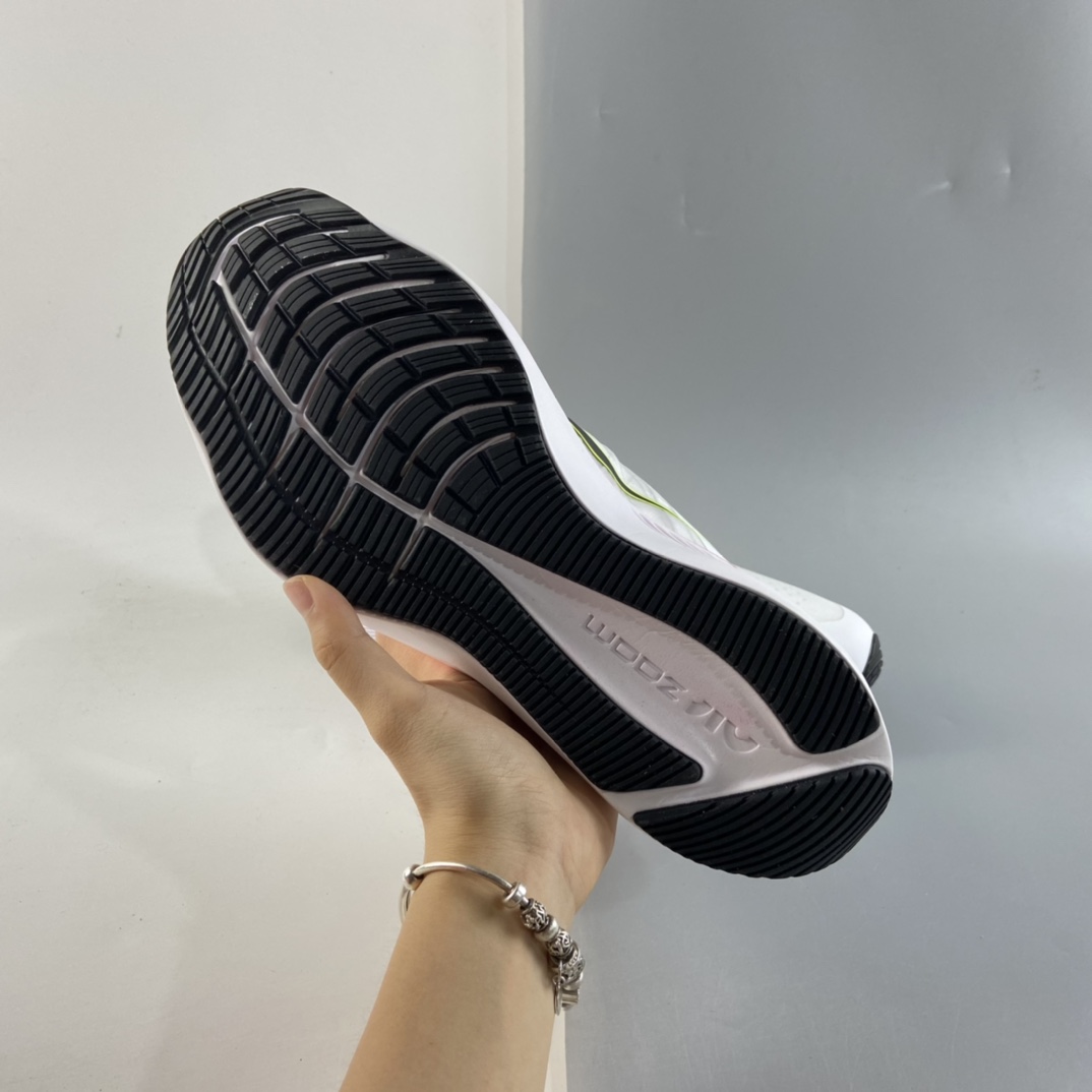 P180  Nike Zoom Winflo 8 登月新款运动休闲缓震跑步鞋 CW3419-100