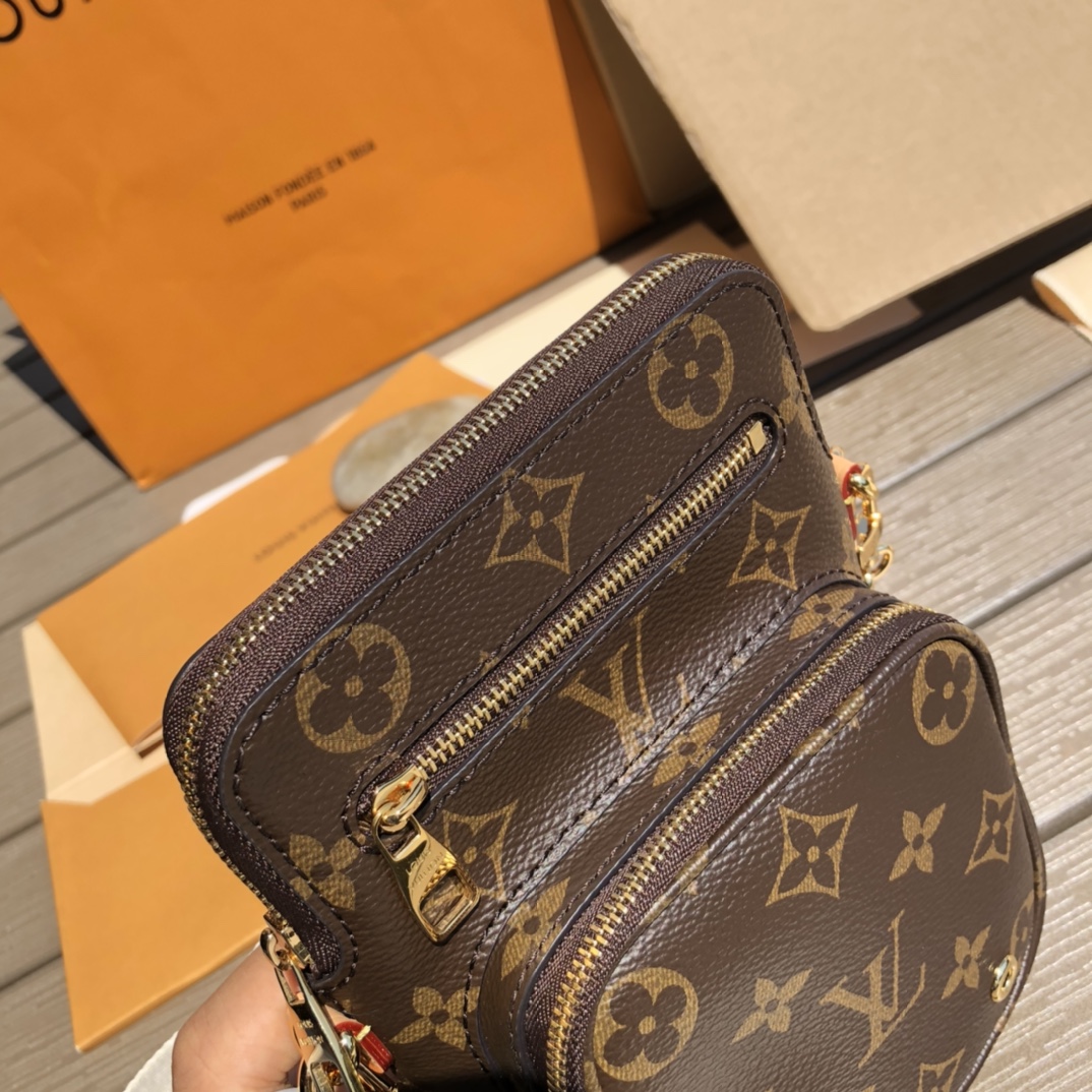 🌼 m80746尺寸：19×16×6cm LV海外渠道资源特供新款手机包❗️Utility Phone 