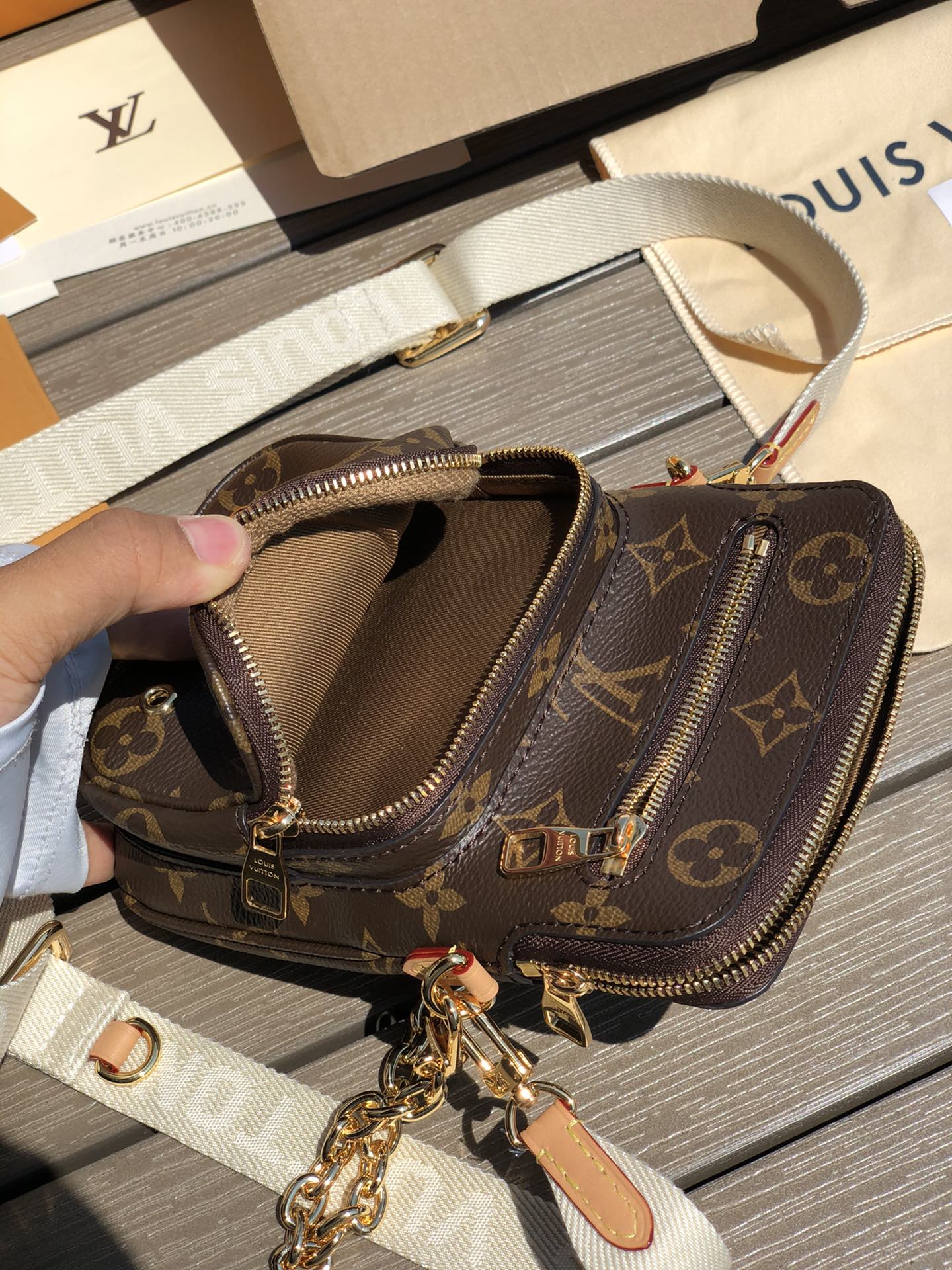 🌼 m80746尺寸：19×16×6cm LV海外渠道资源特供新款手机包❗️Utility Phone 