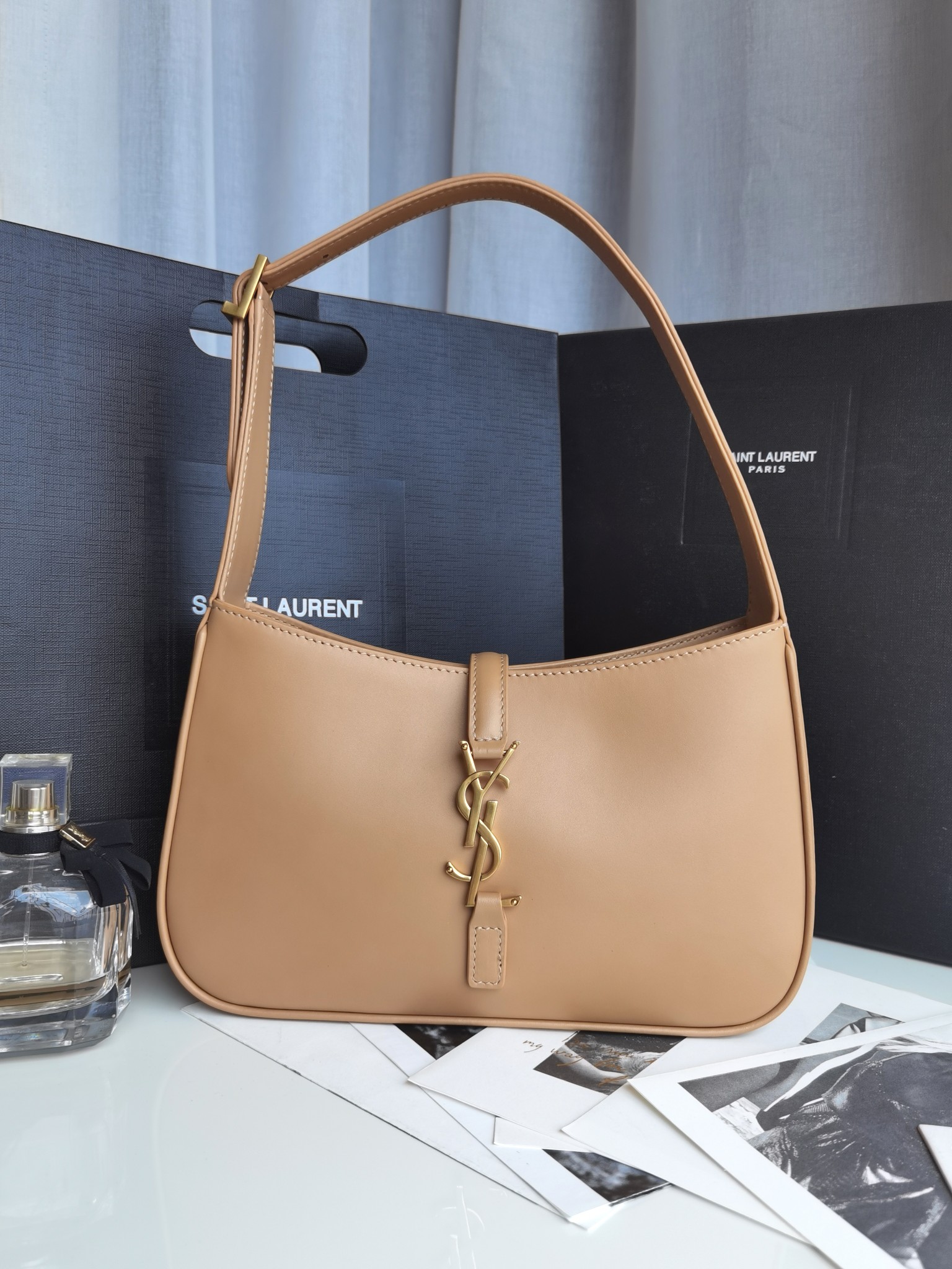 NO:176134,Genuine grade original leather. Although the underarm bag Y, which was so popular this year, when I saw it, I thought this name was very special. It was inspired by the niche movie 