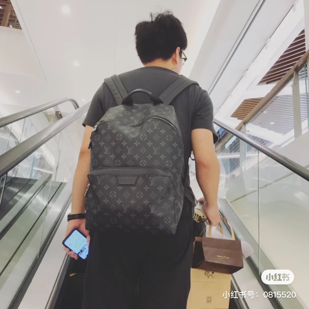 上身更随性，日常出街！
你只需要一个背包，它基本解决了日常所需要的容量！