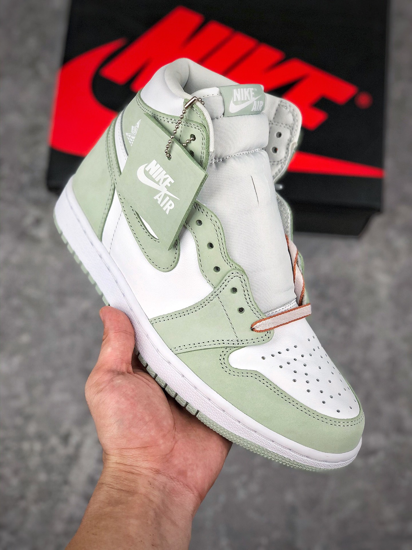  核心放店
“S2”Air Jordan 1 High OG“Seafoam”海沫绿
纯原大厂出品  同价区间品质天花板
原装纸板原楦开发 极致鞋型一眼正即视感
#独家私模原档案开模，自动区别市面版本
#全鞋采用东莞头层皮，用料绝不含糊
#飞翼3D高频立体感十足 细节全方面到位
#全鞋电脑车线 顶级工艺 完美清洁度 匠心打造
货号:CD0461 002
Size:36 36.5 37.5 38 38.5 39 40 40.5 41 42 42.5 43 44 44.5