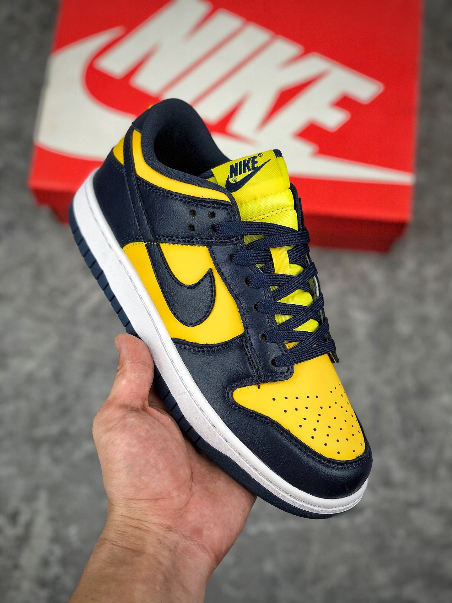  终端放货
经典大学配色再度回归！
耐克Nike SB Dunk Low