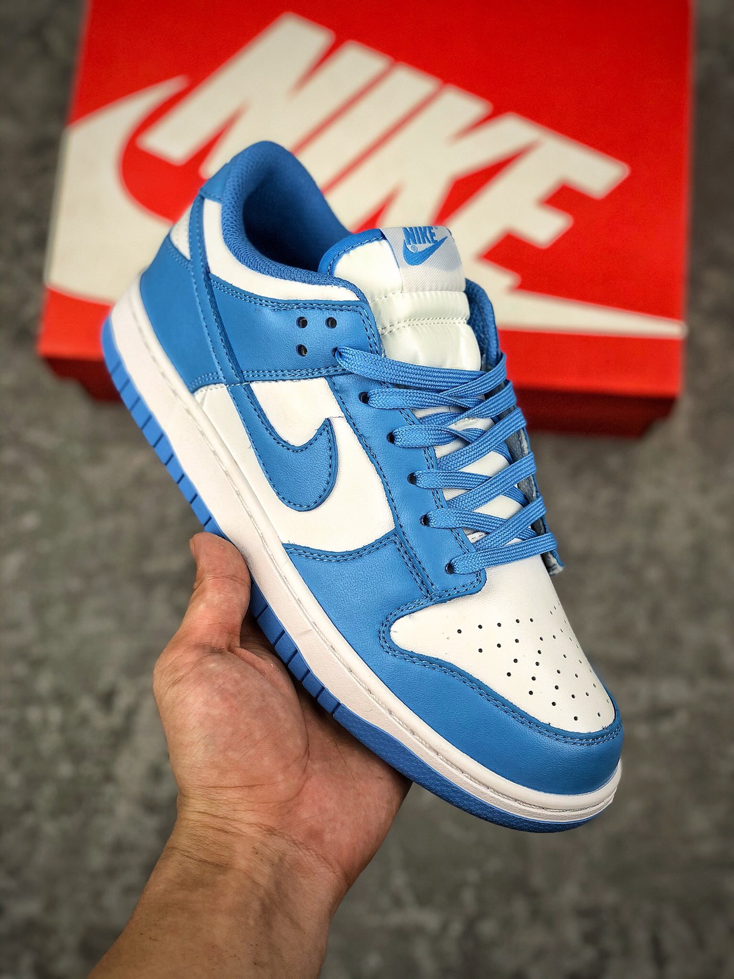  终端放货
Nk Dunk Low“University Blue” 大学蓝
整体采用白色为底，北卡蓝色覆盖整个鞋身框架与内衬和鞋底，带来浓厚的复古气息，细节方面。最后以白色中底搭配蓝色外底收尾，完善整体造型设计
货号：DD1391-102
尺码：36 36.5 37.5 38 38.5 39 40 40.5 41 42 42.5 43 44 44.5 45 46