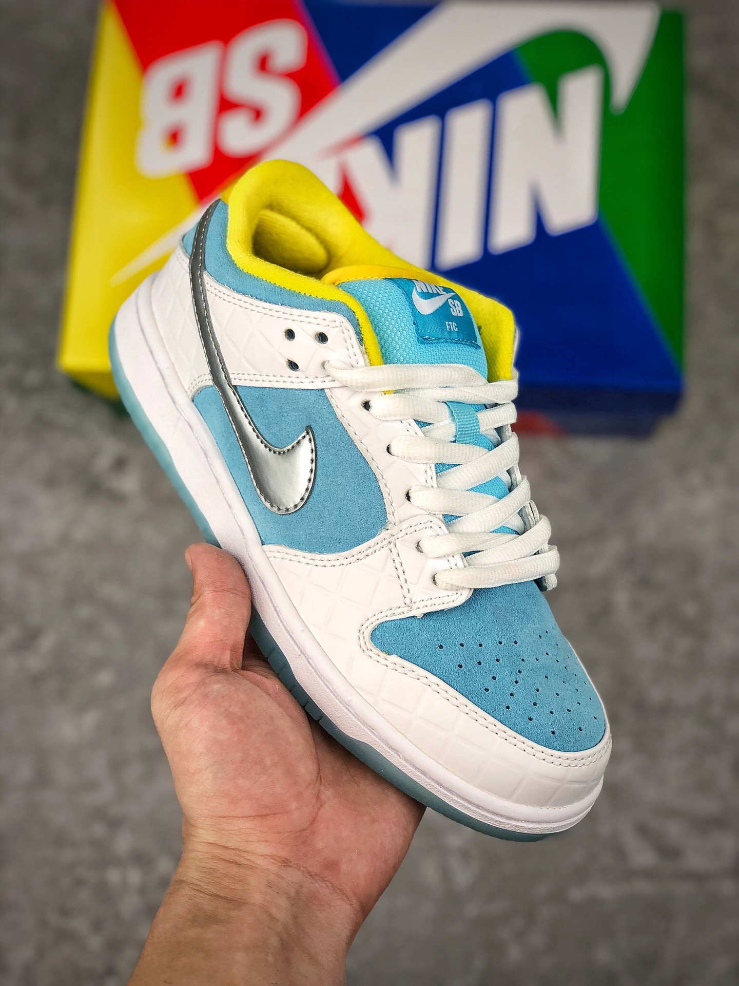  终端放货
公司级耐克FTC x Nike SB Dunk Low Pro Fz.白蓝银
此次双方以 SB Dunk Low 为基础展开设计，以蓝色、白色和黄色为主色调呈现。这双 FTC x SB Dunk Low 鞋面以蓝色绒面革材质为主，鞋身轮廓则以压印的网格状皮革材质呈现，十分独特。细节上选用亮眼黄色作为点缀，鞋跟处则带有精致的蓝色 FTC 刺绣 Logo ，彰显了联名身份。鞋身的金属银配色的 Nike Swoosh 带来低调奢华的视觉感受。
货号:：DH7687-400
尺码：36 36.5 37.5 38 38.5 39 40 40.5 41 42 42.5 43 44 44.5 45 46